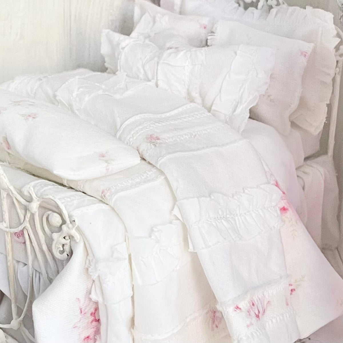 Chantallena Doll House Lindy Wright The Blushing Rose-1:12 Scale Dressed Dollhouse Wire Bed