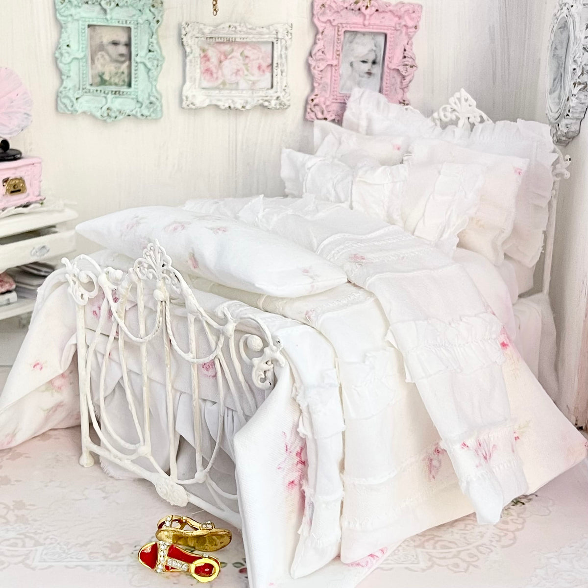 Chantallena Doll House Lindy Wright The Blushing Rose-1:12 Scale Dressed Dollhouse Wire Bed