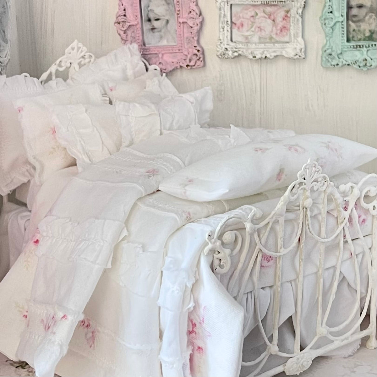 Chantallena Doll House Lindy Wright The Blushing Rose-1:12 Scale Dressed Dollhouse Wire Bed