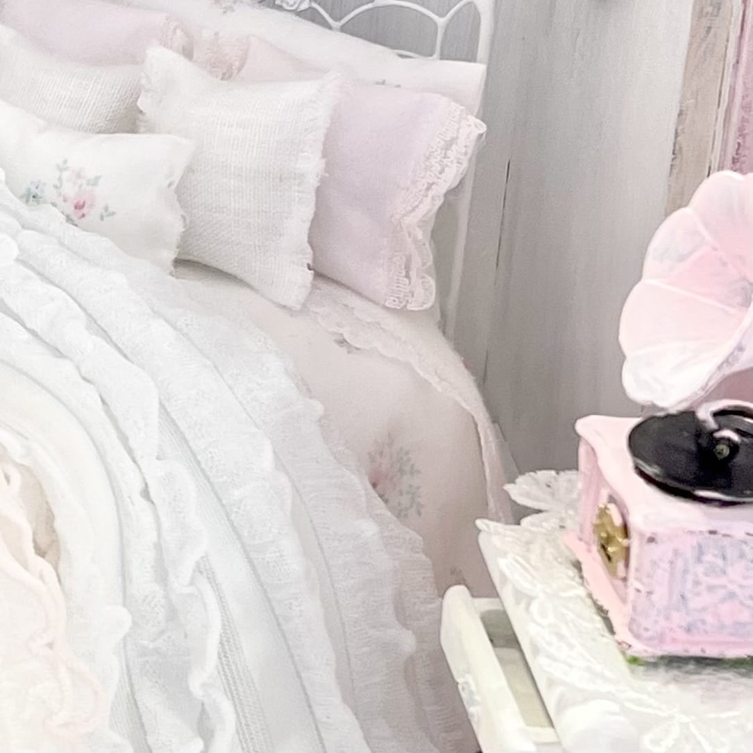 Chantallena Doll House Lindy Wright The Ruffled Rose-1:12 Scale Dressed Dollhouse Wire Bed