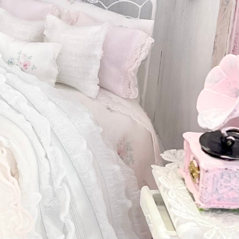Chantallena Doll House Lindy Wright The Ruffled Rose-1:12 Scale Dressed Dollhouse Wire Bed
