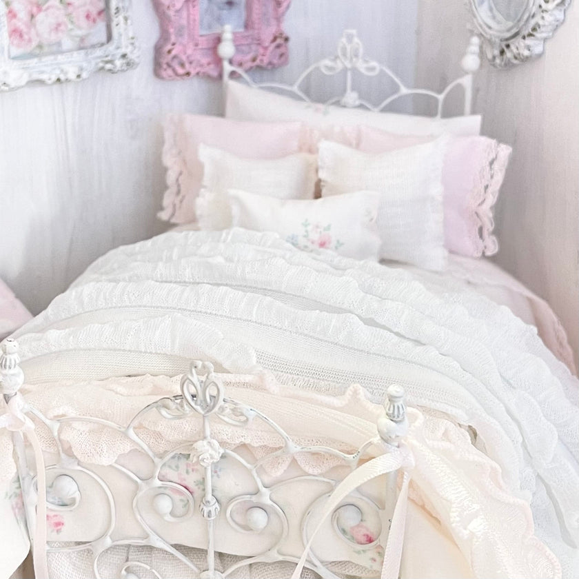 Chantallena Doll House Lindy Wright The Ruffled Rose-1:12 Scale Dressed Dollhouse Wire Bed