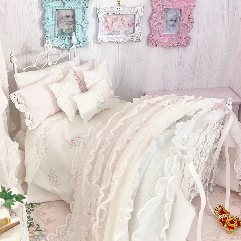 Chantallena Doll House Lindy Wright The Ruffled Rose-1:12 Scale Dressed Dollhouse Wire Bed