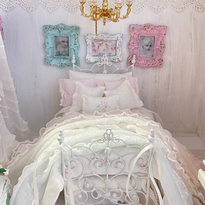 Chantallena Doll House Lindy Wright The Ruffled Rose-1:12 Scale Dressed Dollhouse Wire Bed