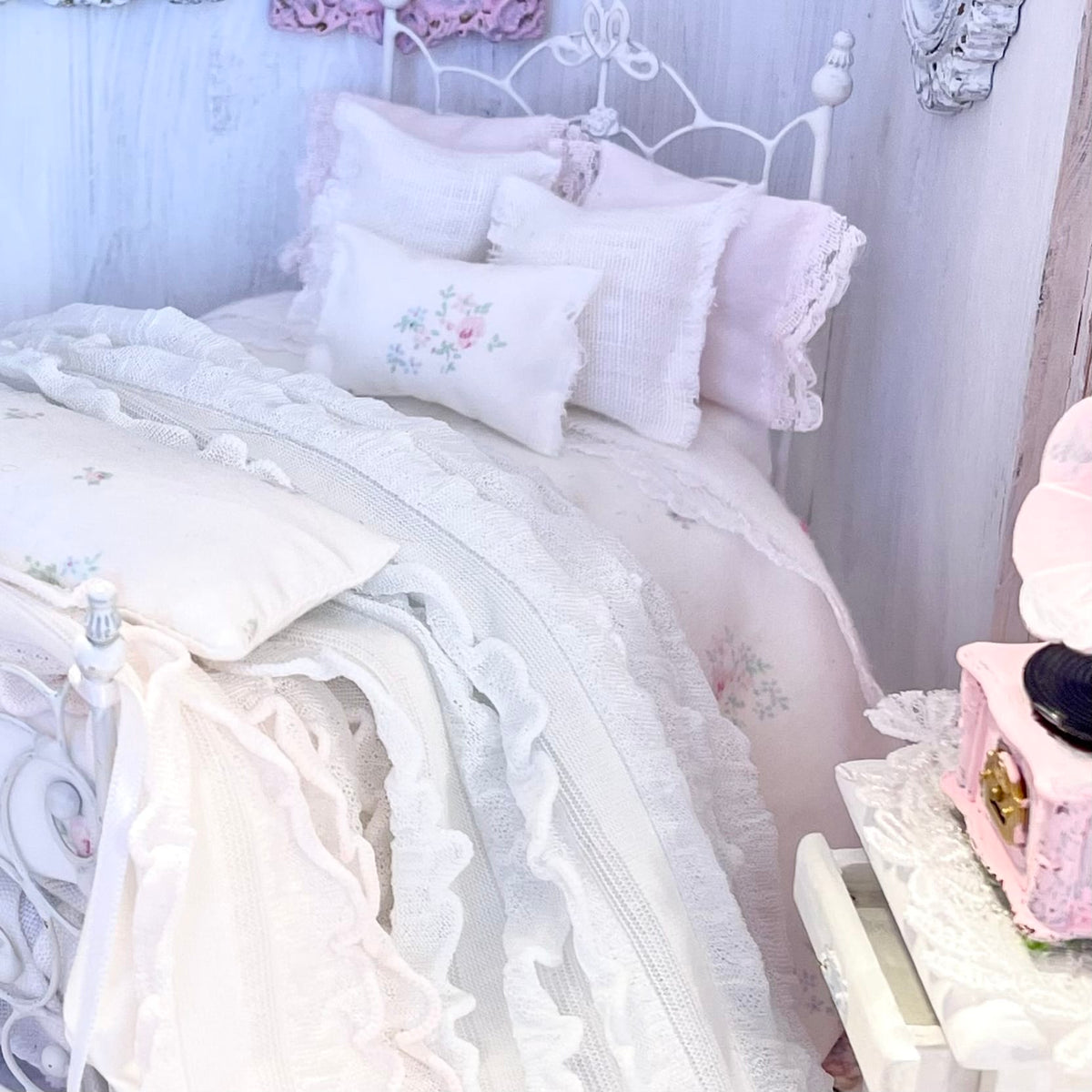 Chantallena Doll House Lindy Wright The Ruffled Rose-1:12 Scale Dressed Dollhouse Wire Bed