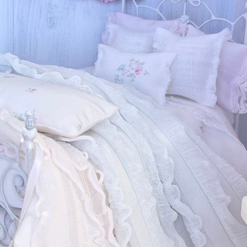 Chantallena Doll House Lindy Wright The Ruffled Rose-1:12 Scale Dressed Dollhouse Wire Bed