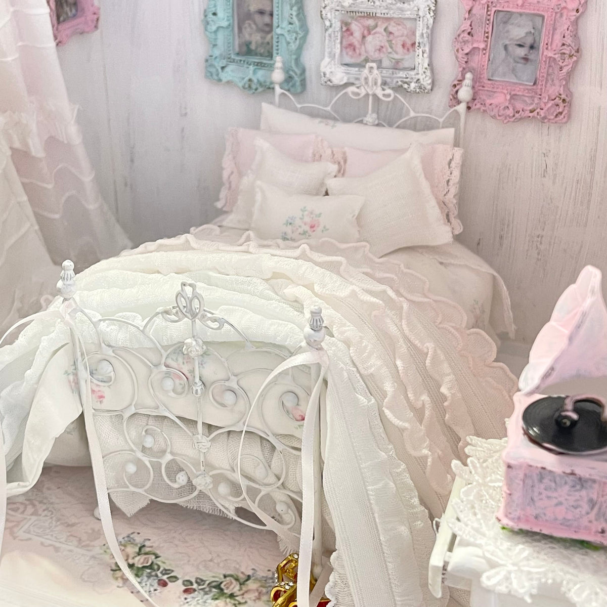 Chantallena Doll House Lindy Wright The Ruffled Rose-1:12 Scale Dressed Dollhouse Wire Bed