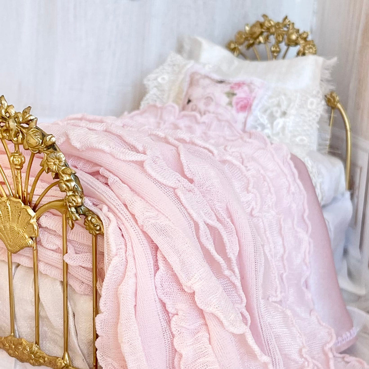 Chantallena Doll House Silken Romance-1:12 Scale Dressed Dollhouse Wire Bed