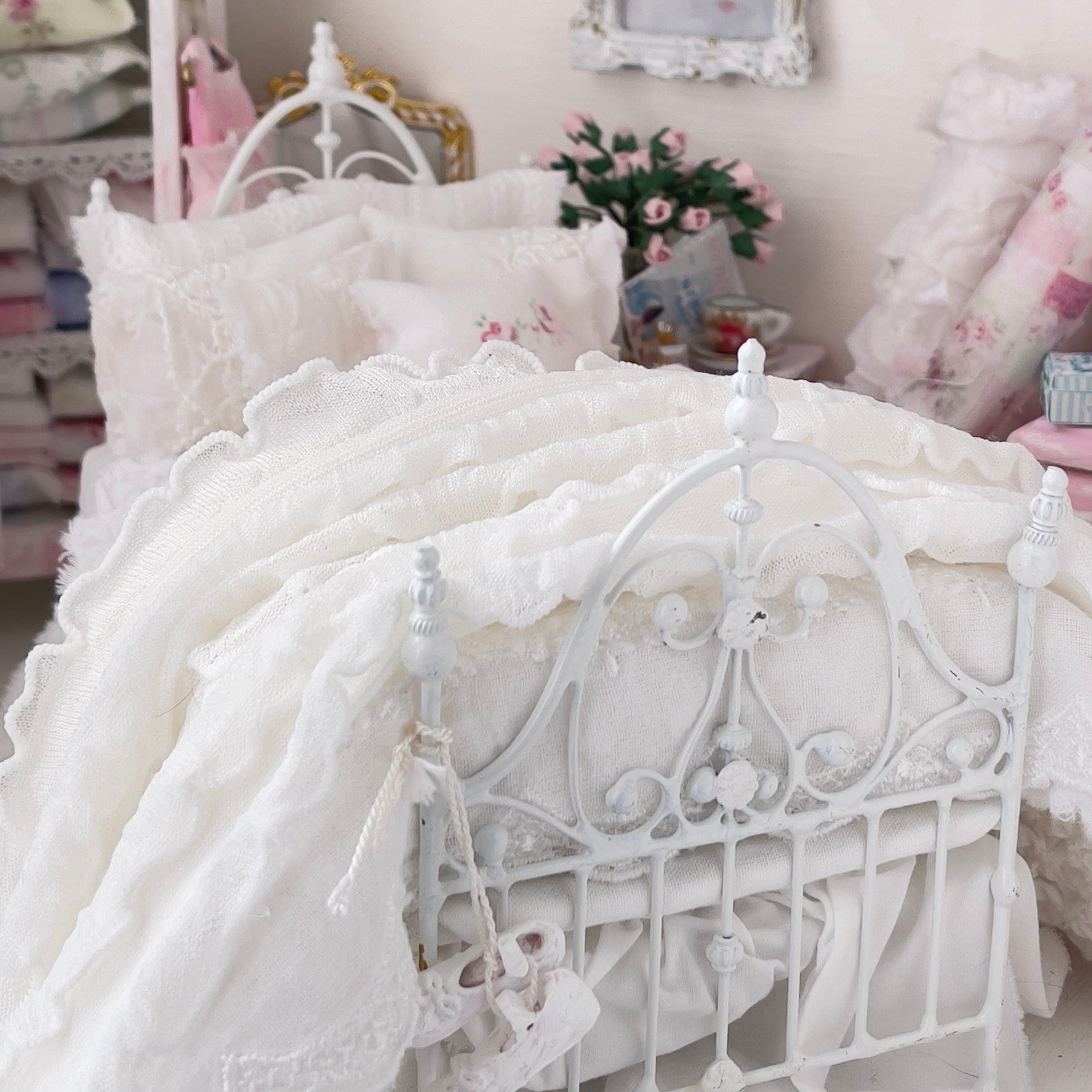Chantallena Doll House Six whispering petals bed 1:12 Scale Dressed Dollhouse Bed - Bianco Ballet| Chantallena