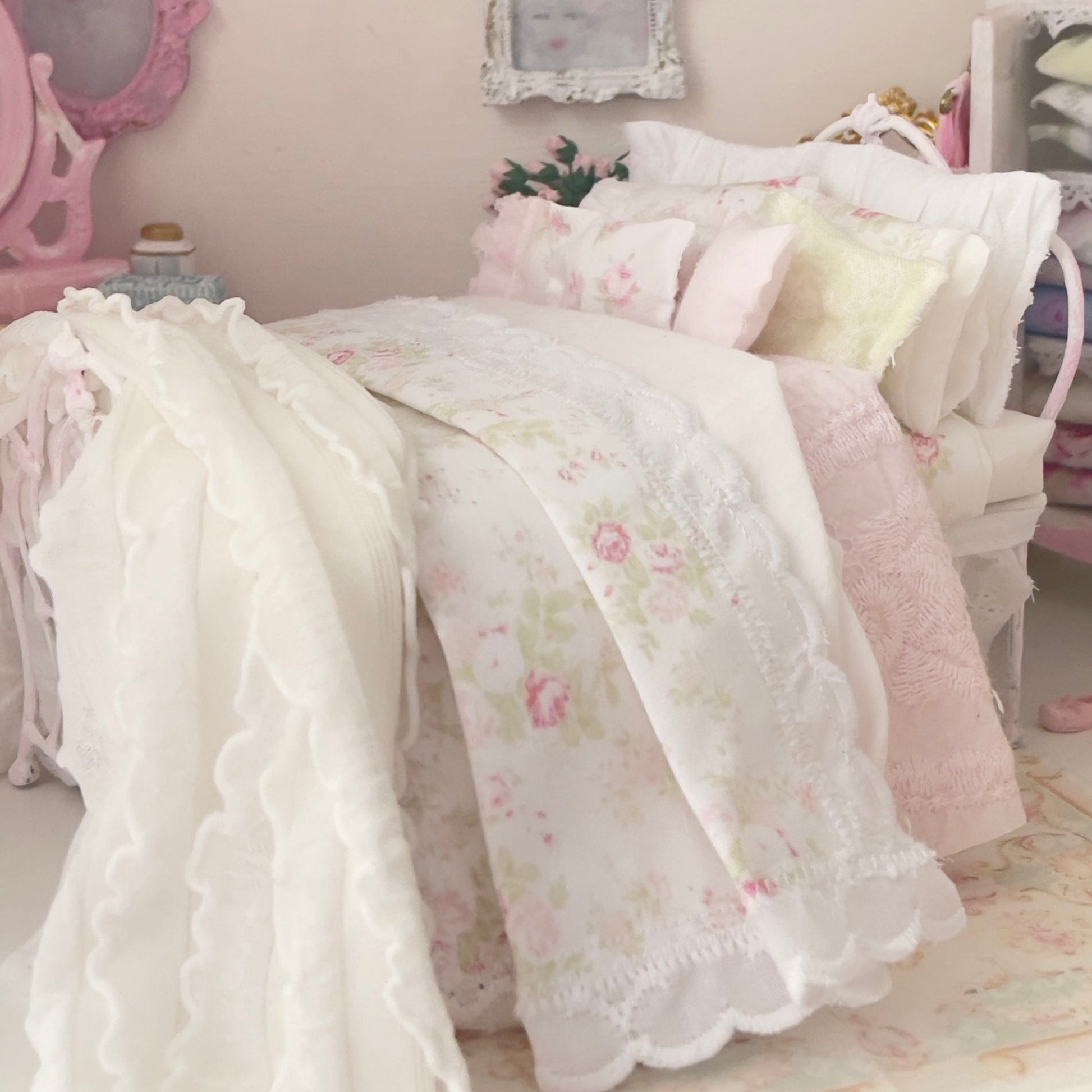 Chantallena Doll House Six whispering petals bed 1:12 Scale Dressed Dollhouse Bed - Garden Rosebuds | Chantallena