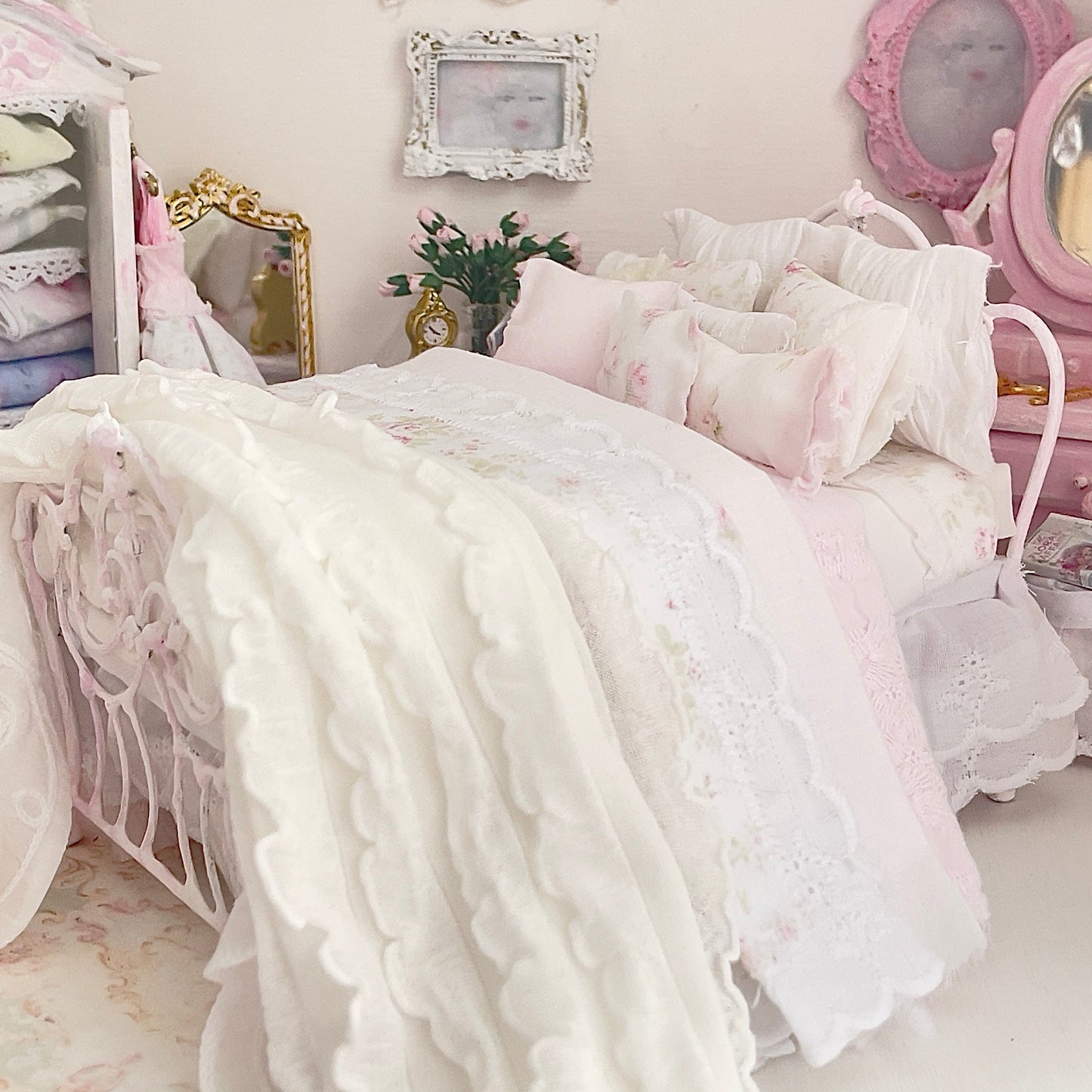 Chantallena Doll House Six whispering petals bed 1:12 Scale Dressed Dollhouse Bed - Garden Rosebuds | Chantallena
