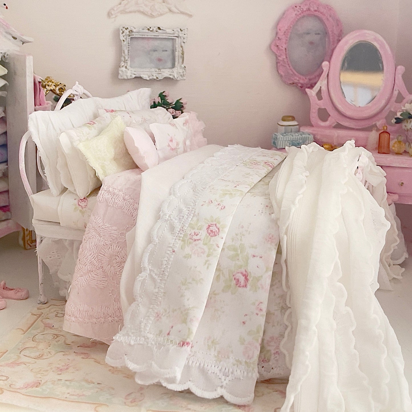 Chantallena Doll House Six whispering petals bed 1:12 Scale Dressed Dollhouse Bed - Garden Rosebuds | Chantallena