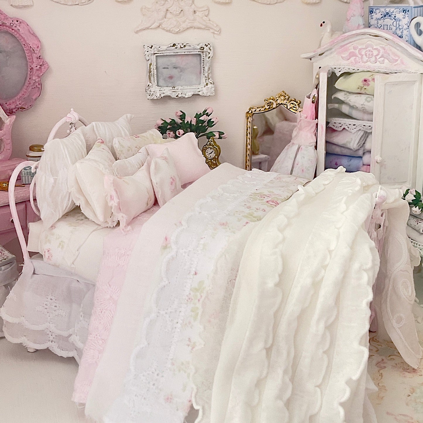 Chantallena Doll House Six whispering petals bed 1:12 Scale Dressed Dollhouse Bed - Garden Rosebuds | Chantallena