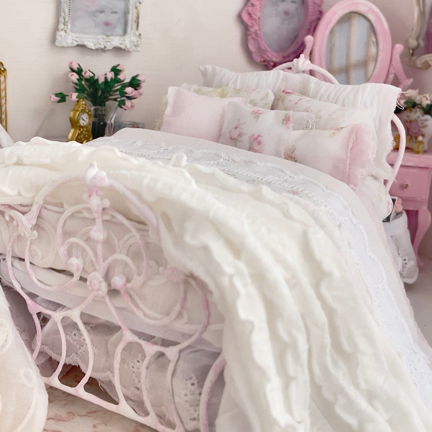 Chantallena Doll House Six whispering petals bed 1:12 Scale Dressed Dollhouse Bed - Garden Rosebuds | Chantallena