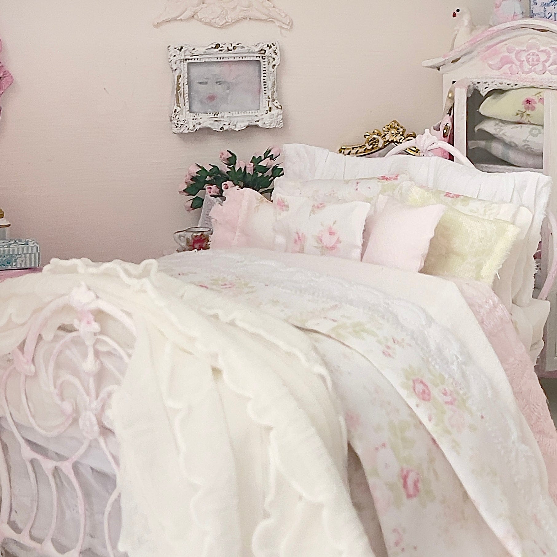 Chantallena Doll House Six whispering petals bed 1:12 Scale Dressed Dollhouse Bed - Garden Rosebuds | Chantallena