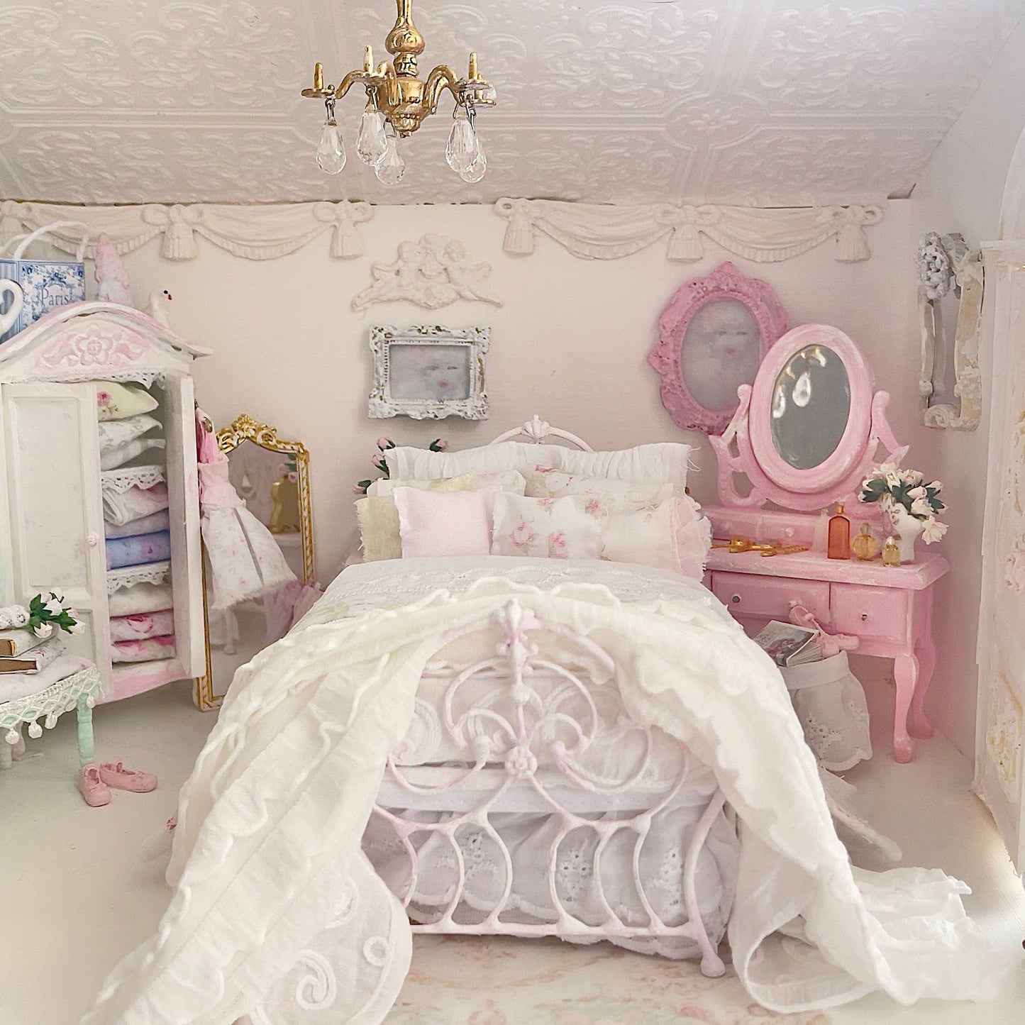 Chantallena Doll House Six whispering petals bed 1:12 Scale Dressed Dollhouse Bed - Garden Rosebuds | Chantallena