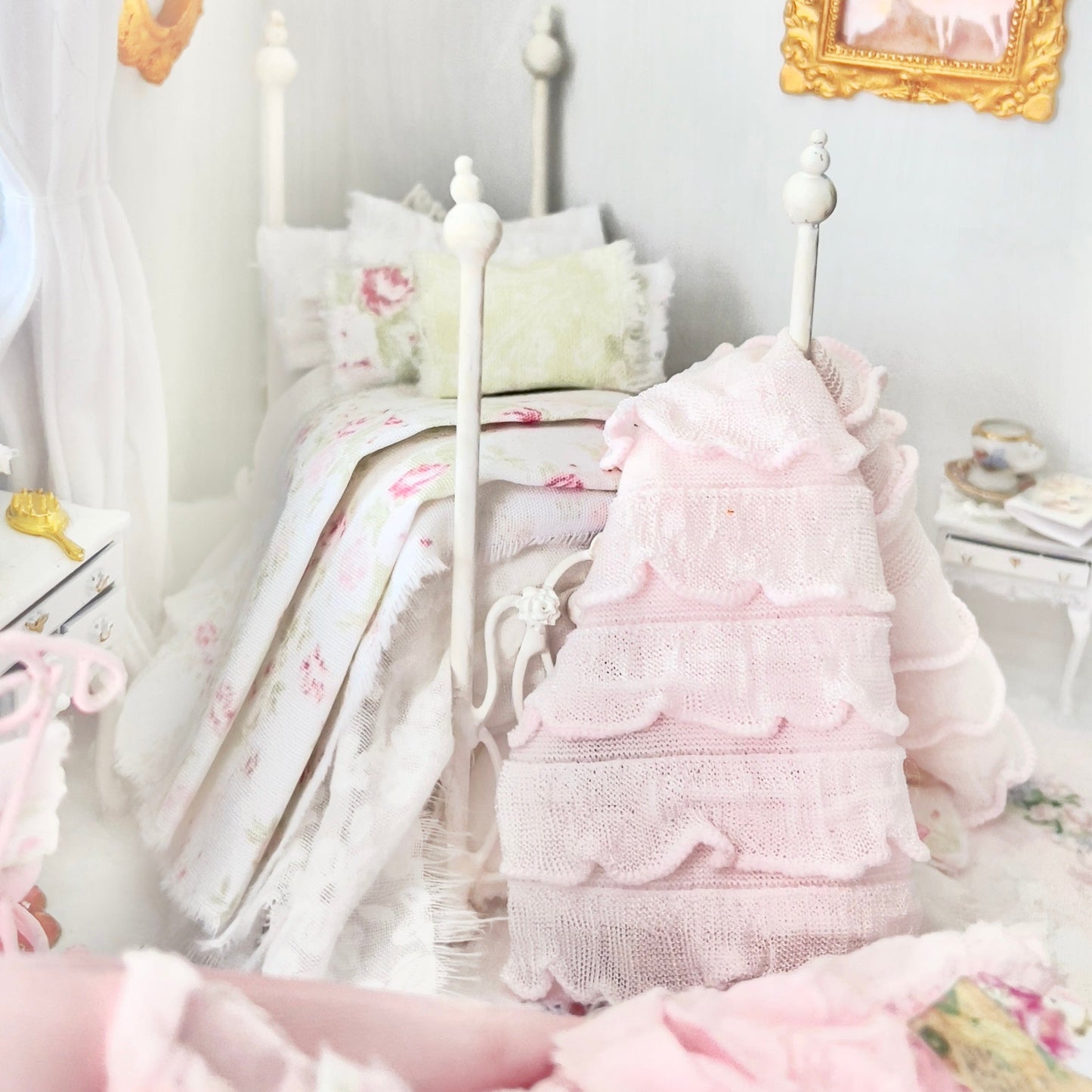 Chantallena Doll House Six whispering petals bed 1:24 Scale Dressed Dollhouse Bed - Petite Rosettes Rose Floral| Chantallena