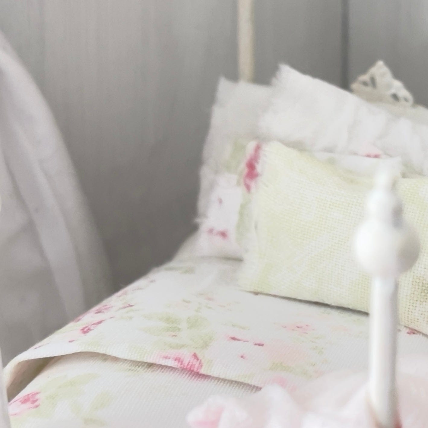 Chantallena Doll House Six whispering petals bed 1:24 Scale Dressed Dollhouse Bed - Petite Rosettes Rose Floral| Chantallena