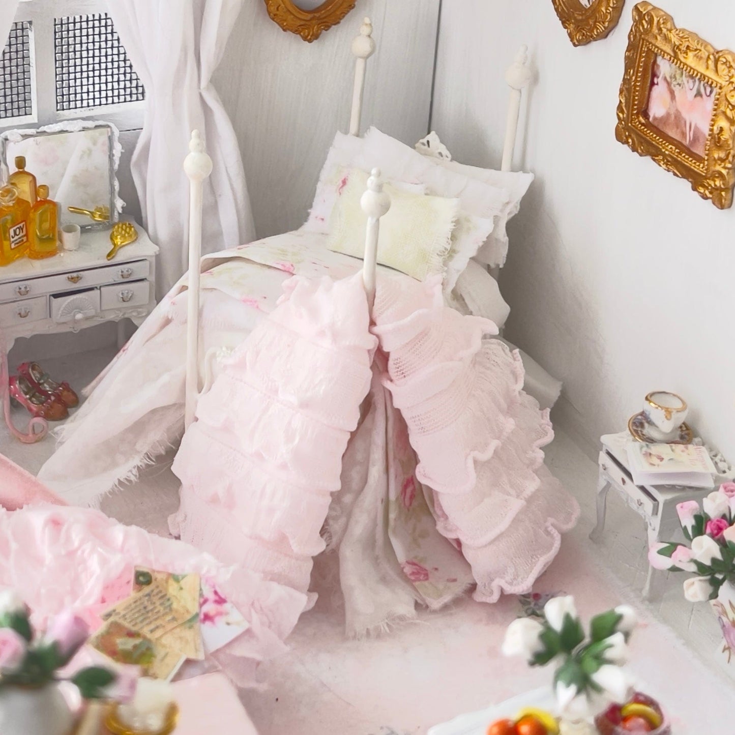 Chantallena Doll House Six whispering petals bed 1:24 Scale Dressed Dollhouse Bed - Petite Rosettes Rose Floral| Chantallena