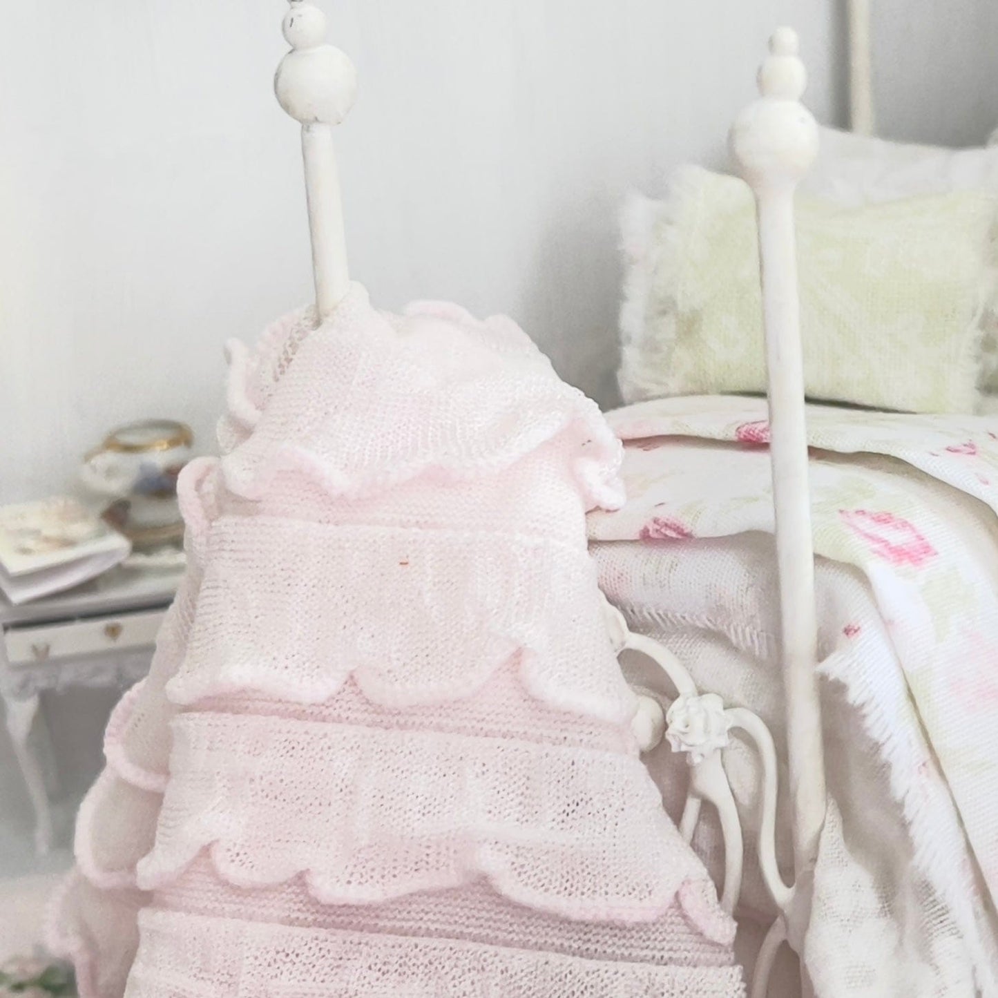 Chantallena Doll House Six whispering petals bed 1:24 Scale Dressed Dollhouse Bed - Petite Rosettes Rose Floral| Chantallena