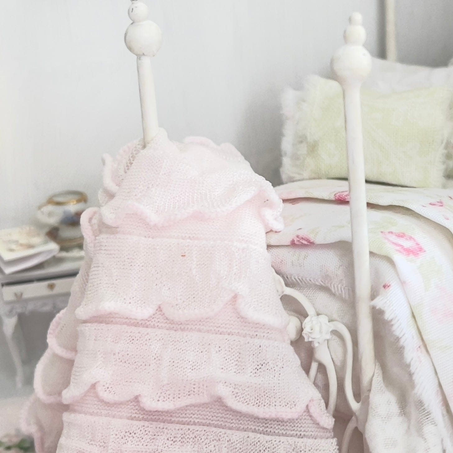 Chantallena Doll House Six whispering petals bed 1:24 Scale Dressed Dollhouse Bed - Petite Rosettes Rose Floral| Chantallena