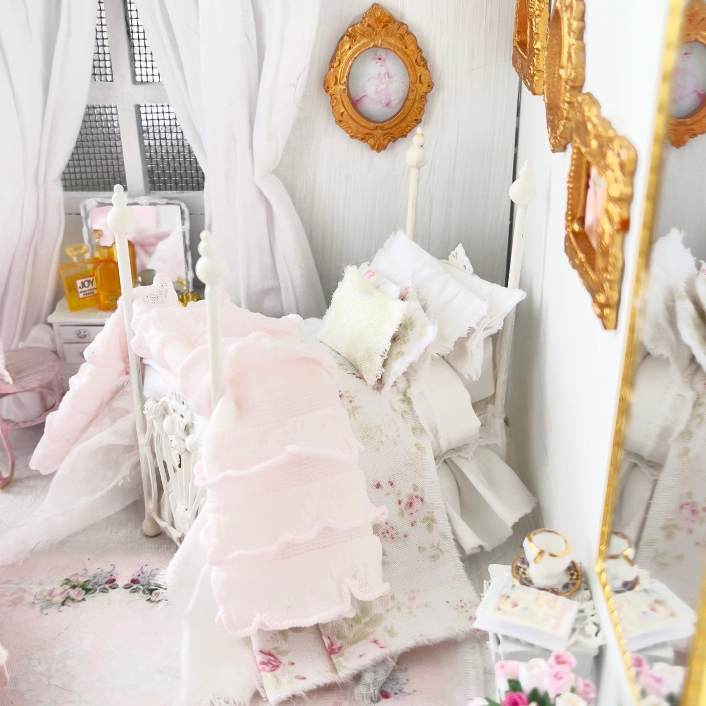 Chantallena Doll House Six whispering petals bed 1:24 Scale Dressed Dollhouse Bed - Petite Rosettes Rose Floral| Chantallena