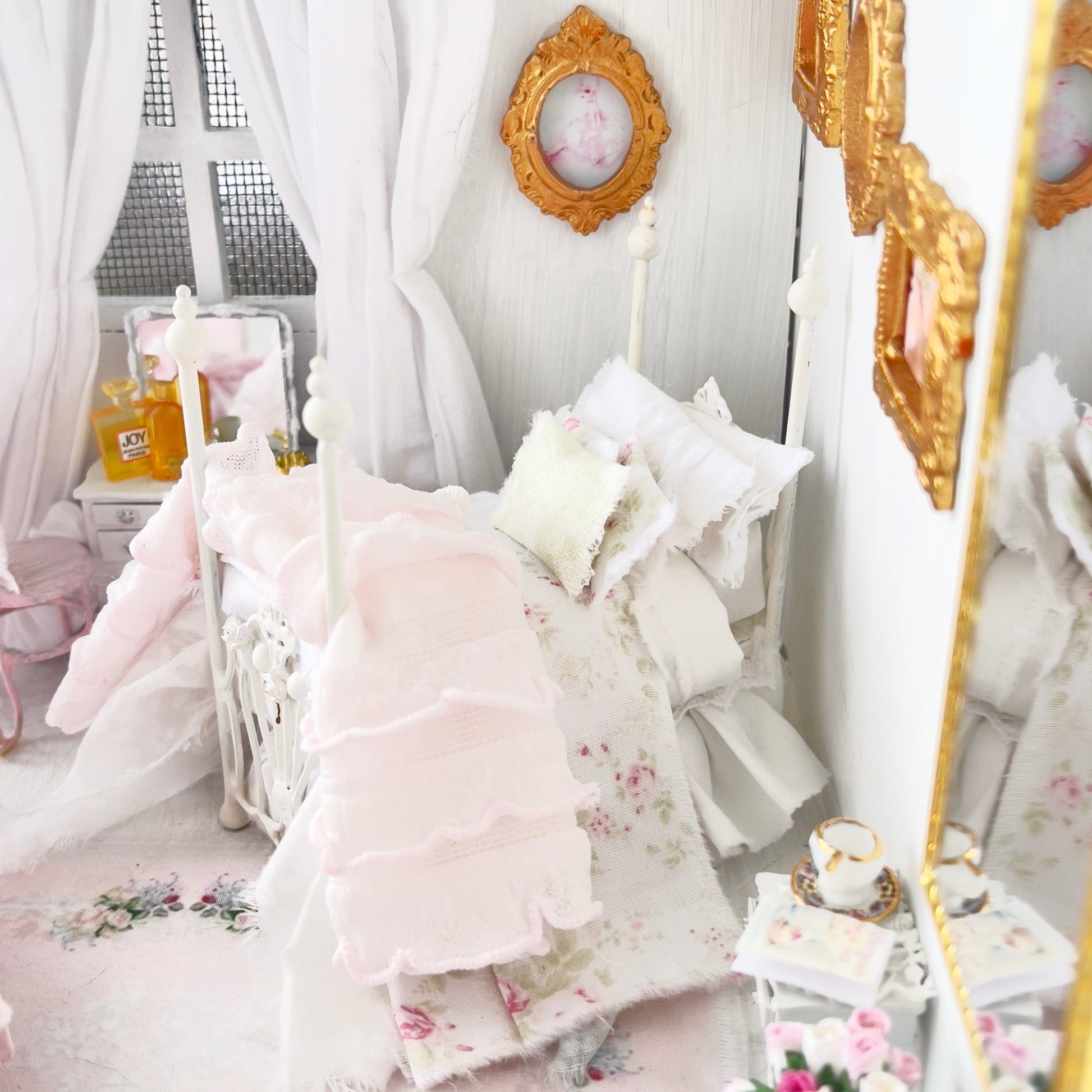 Chantallena Doll House Six whispering petals bed 1:24 Scale Dressed Dollhouse Bed - Petite Rosettes Rose Floral| Chantallena