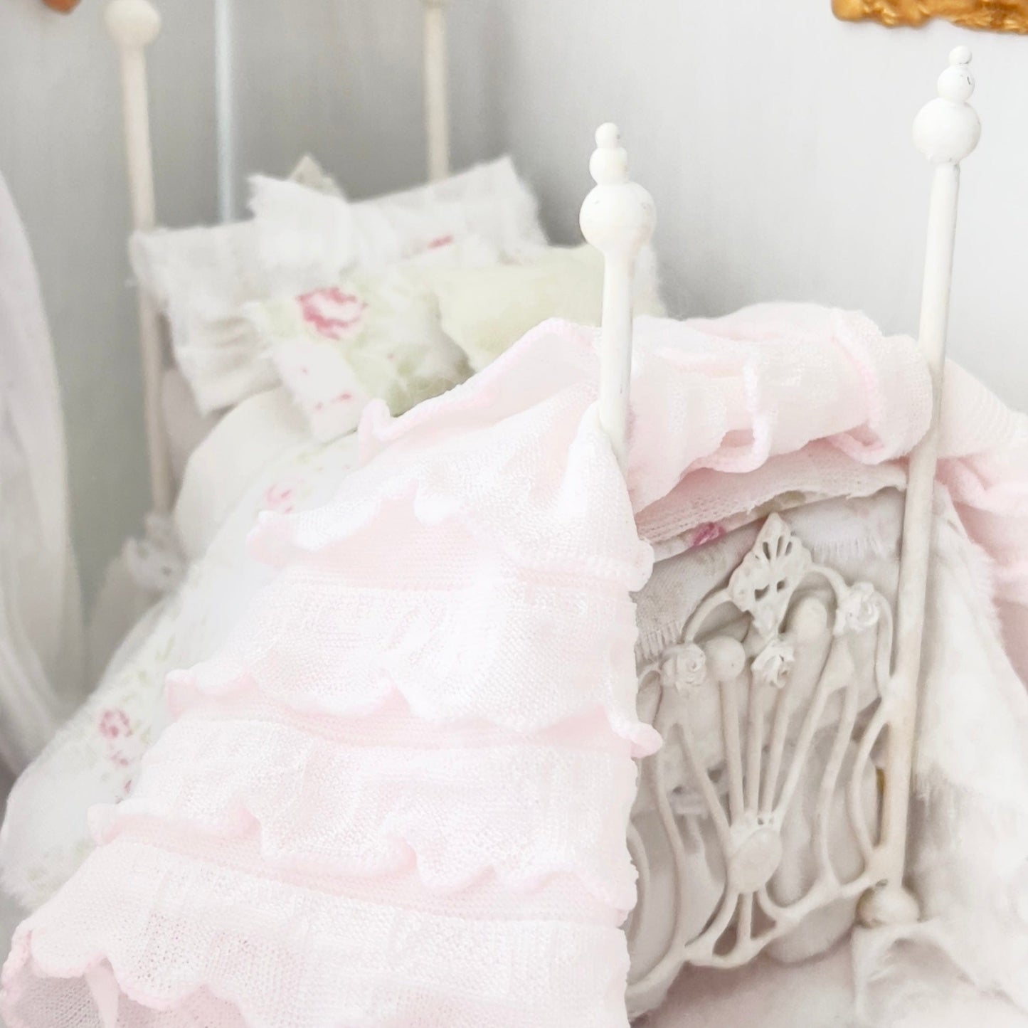 Chantallena Doll House Six whispering petals bed 1:24 Scale Dressed Dollhouse Bed - Petite Rosettes Rose Floral| Chantallena