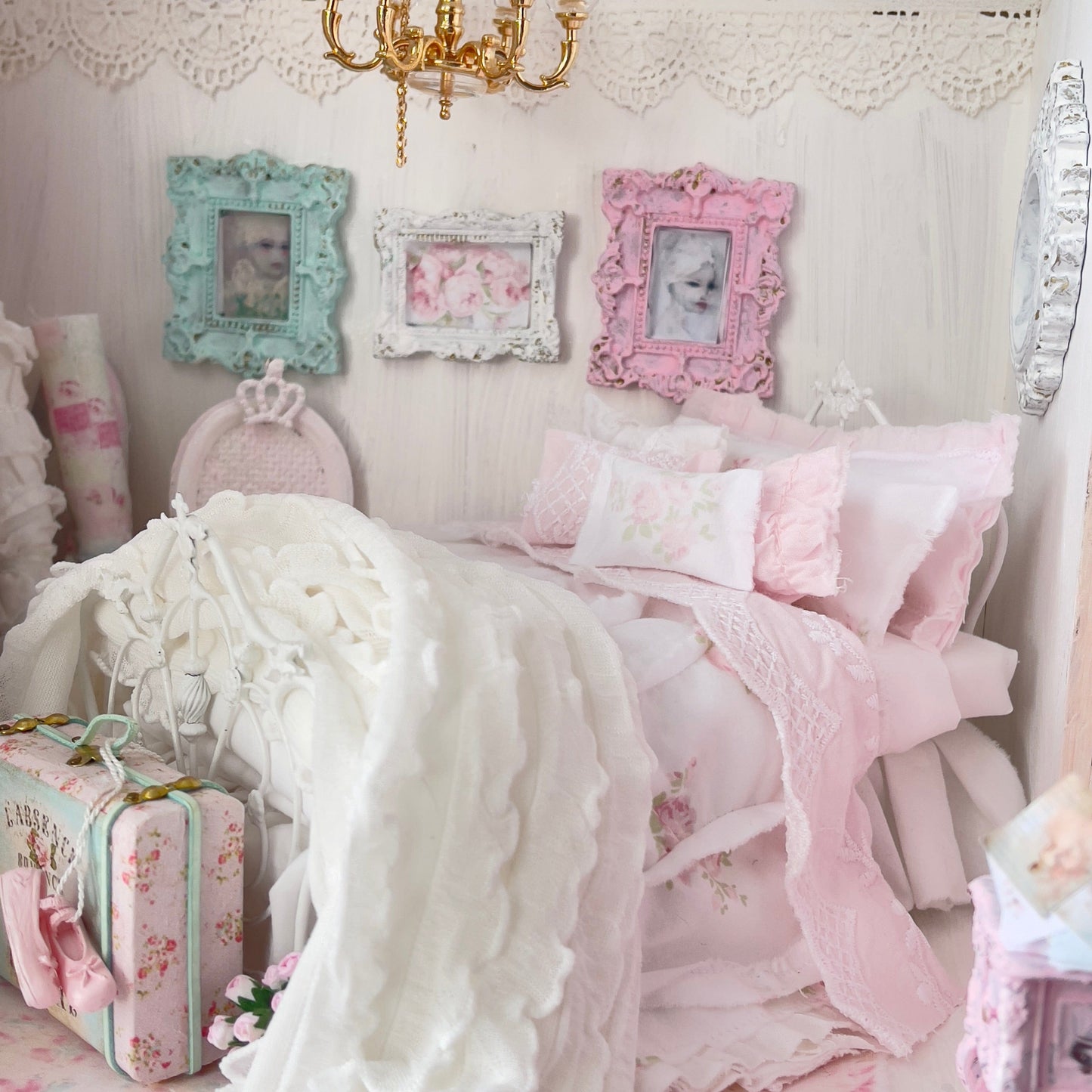 Chantallena Doll House Six whispering petals bed Faded 1:12 Scale Dressed Dollhouse Bed - The Faded Rose| Chantallena