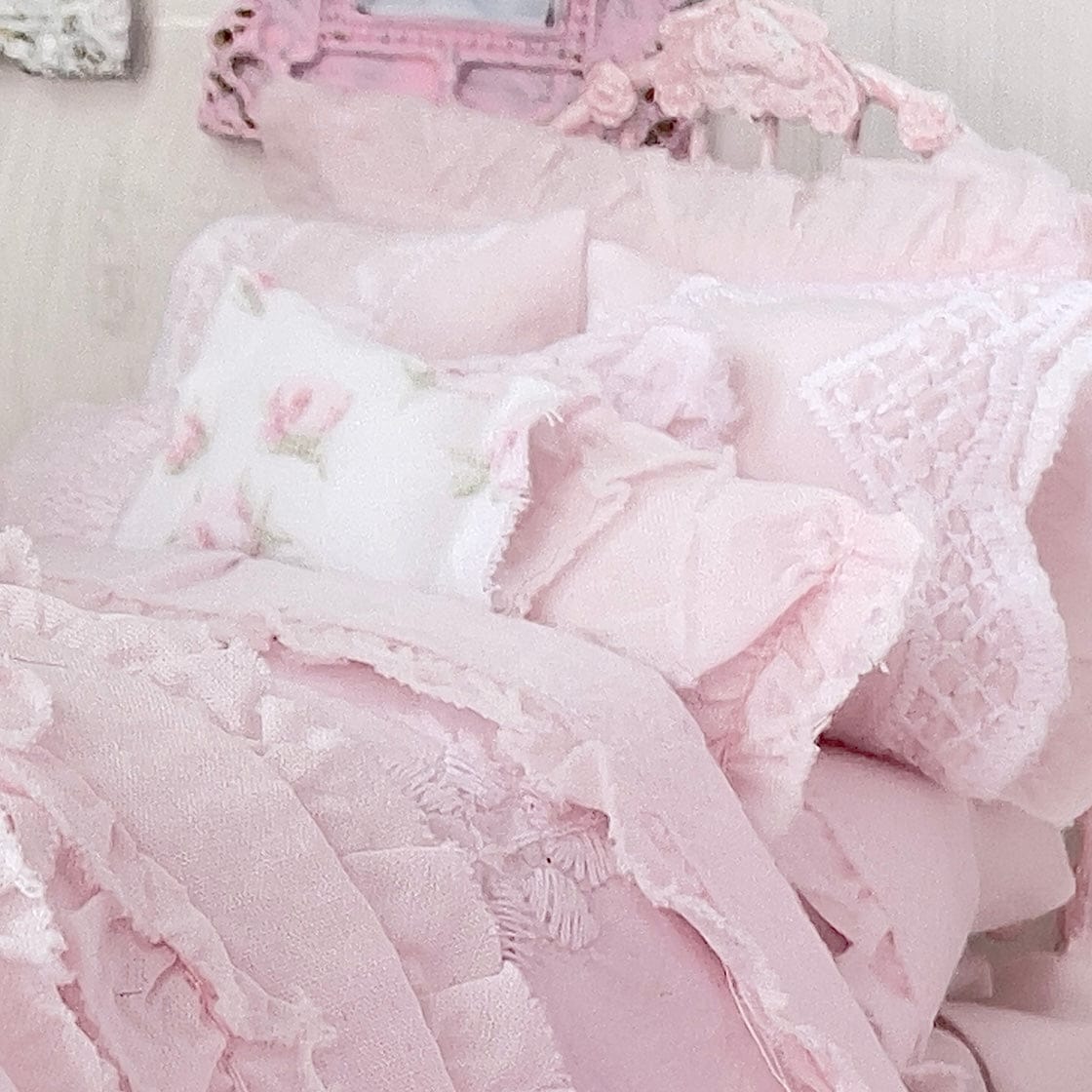 Chantallena Doll House Six whispering petals bed Lyrical 1:12 Scale Dressed Dollhouse Bed - Lyrical Roses | Chantallena