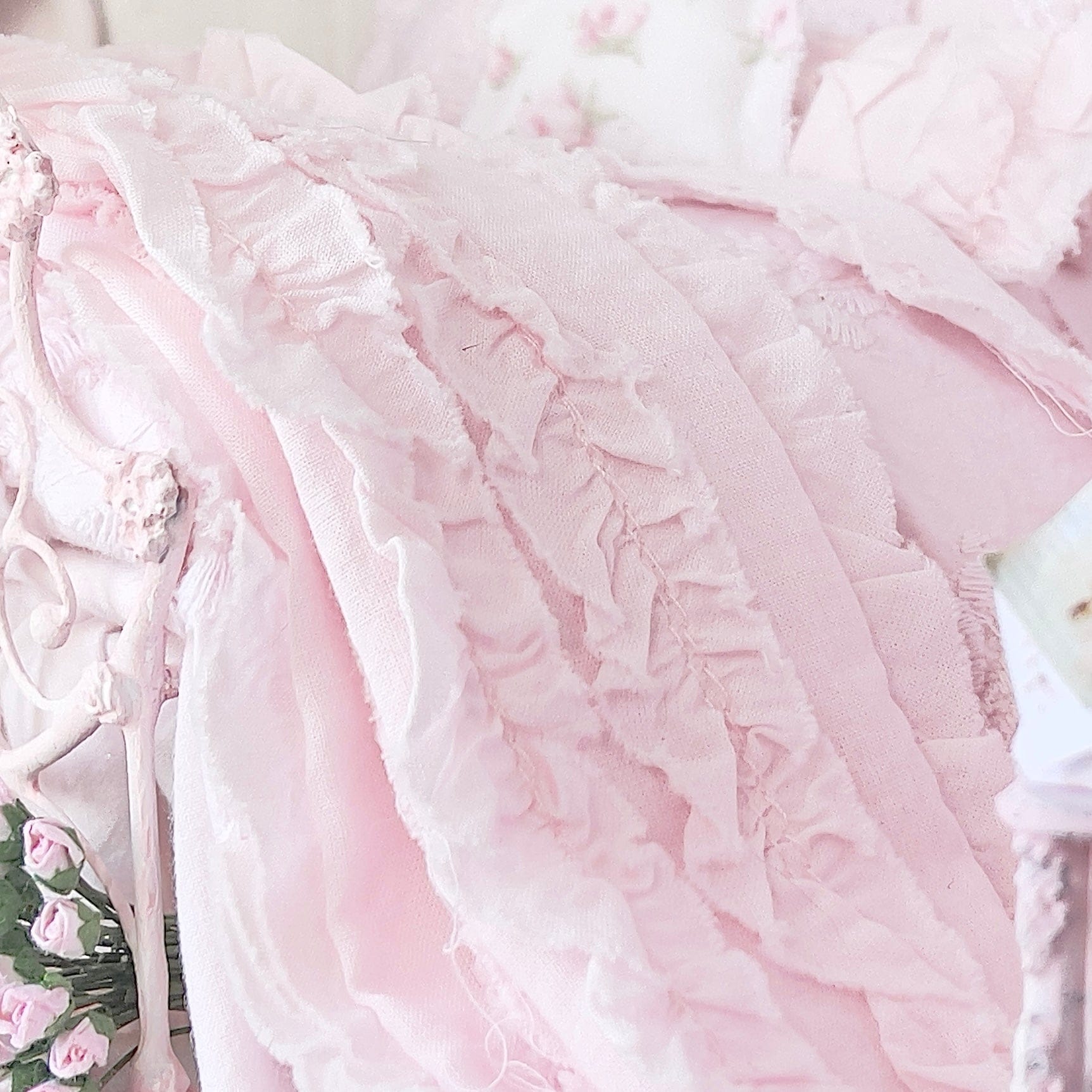 Chantallena Doll House Six whispering petals bed Lyrical 1:12 Scale Dressed Dollhouse Bed - Lyrical Roses | Chantallena