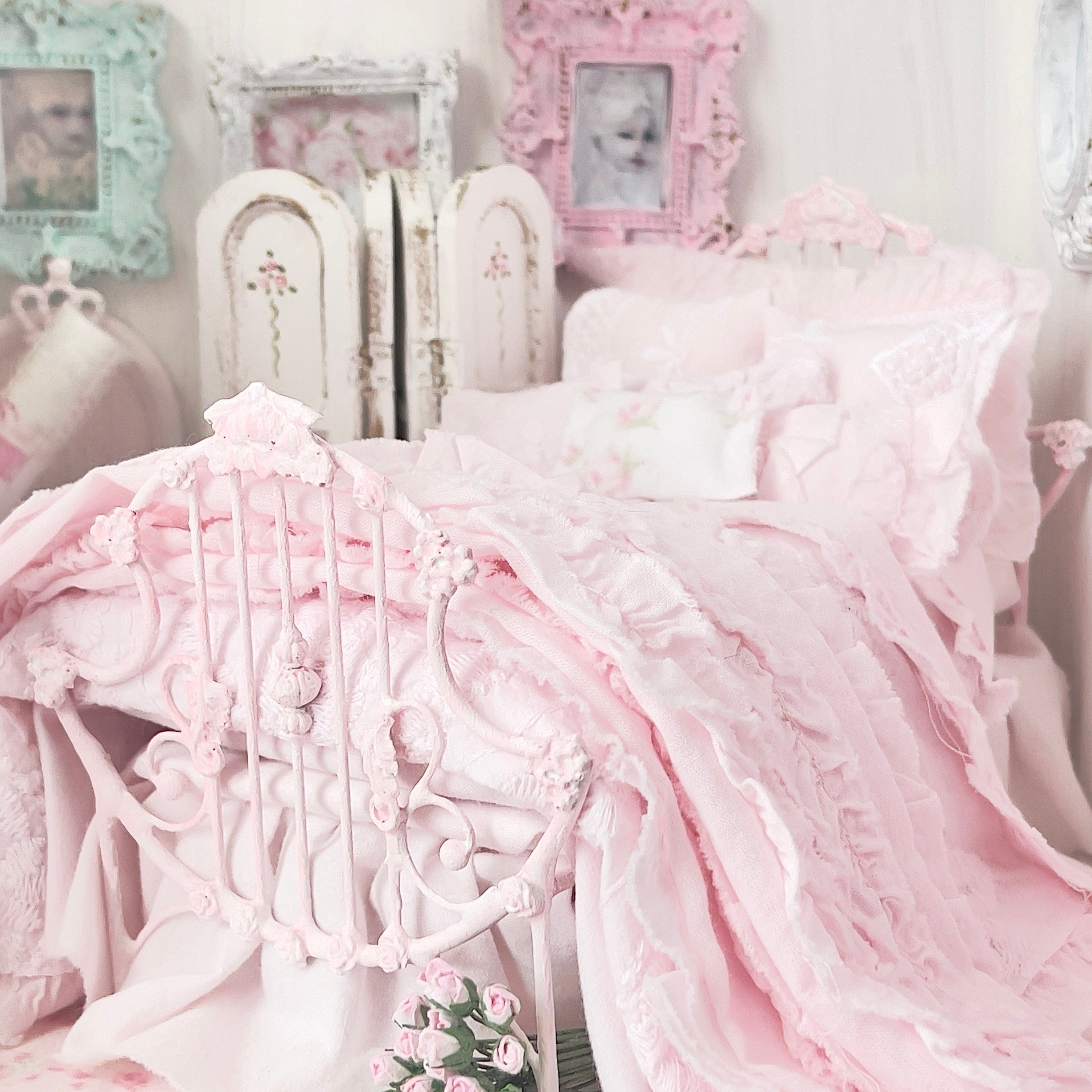 Chantallena Doll House Six whispering petals bed Lyrical 1:12 Scale Dressed Dollhouse Bed - Lyrical Roses | Chantallena