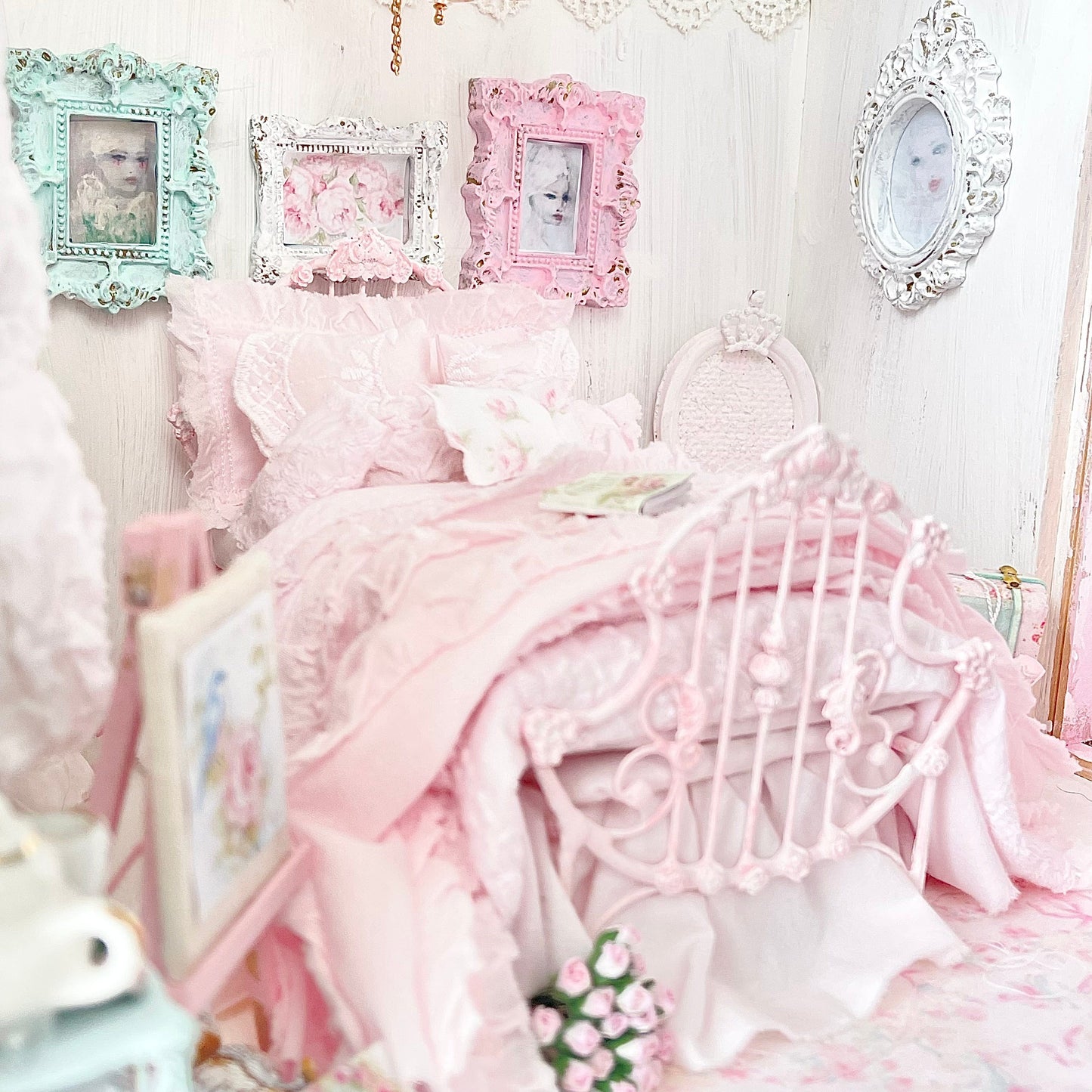 Chantallena Doll House Six whispering petals bed Lyrical 1:12 Scale Dressed Dollhouse Bed - Lyrical Roses | Chantallena