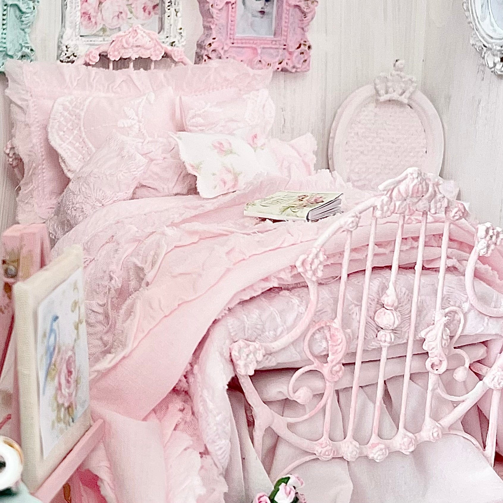 Chantallena Doll House Six whispering petals bed Lyrical 1:12 Scale Dressed Dollhouse Bed - Lyrical Roses | Chantallena