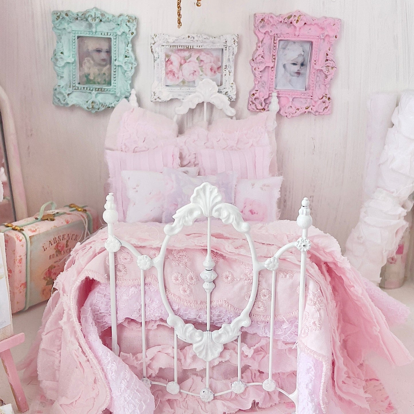 Chantallena Doll House Six whispering petals bed Touch 1:12 Scale Dressed Dollhouse Bed - A Touch of Roses| Chantallena