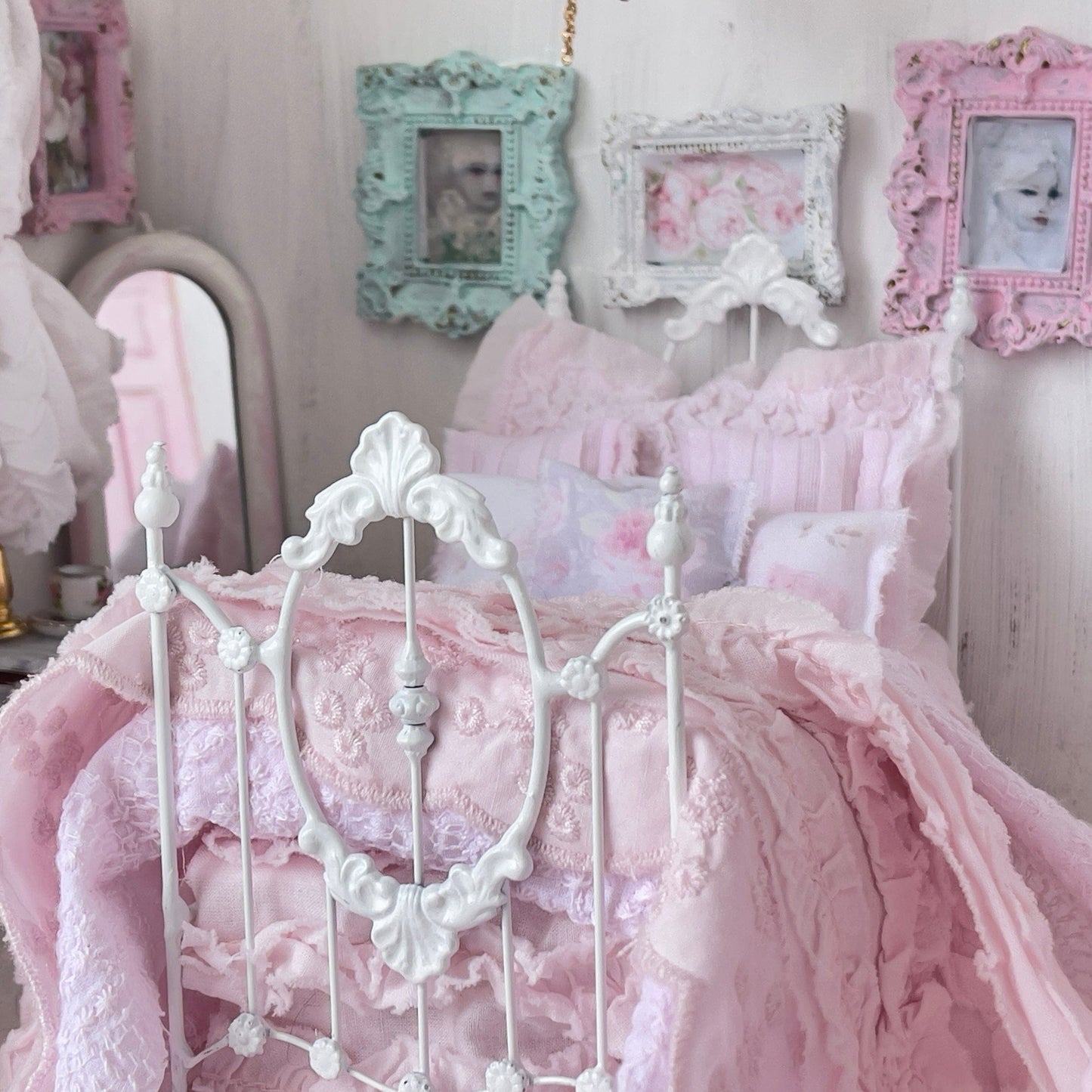 Chantallena Doll House Six whispering petals bed Touch 1:12 Scale Dressed Dollhouse Bed - A Touch of Roses| Chantallena