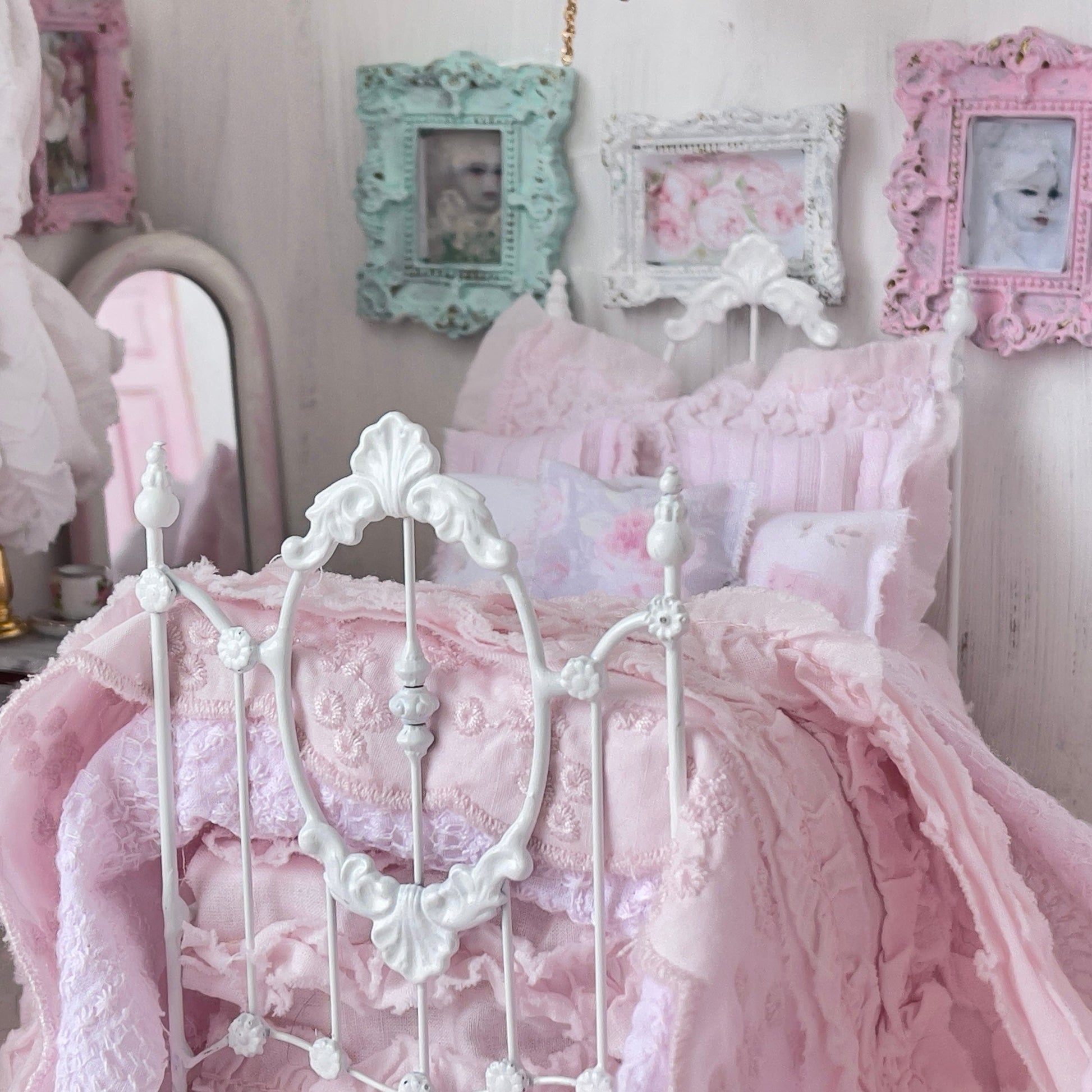 Chantallena Doll House Six whispering petals bed Touch 1:12 Scale Dressed Dollhouse Bed - A Touch of Roses| Chantallena