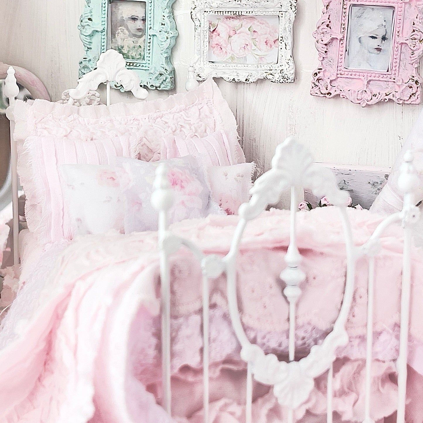 Chantallena Doll House Six whispering petals bed Touch 1:12 Scale Dressed Dollhouse Bed - A Touch of Roses| Chantallena