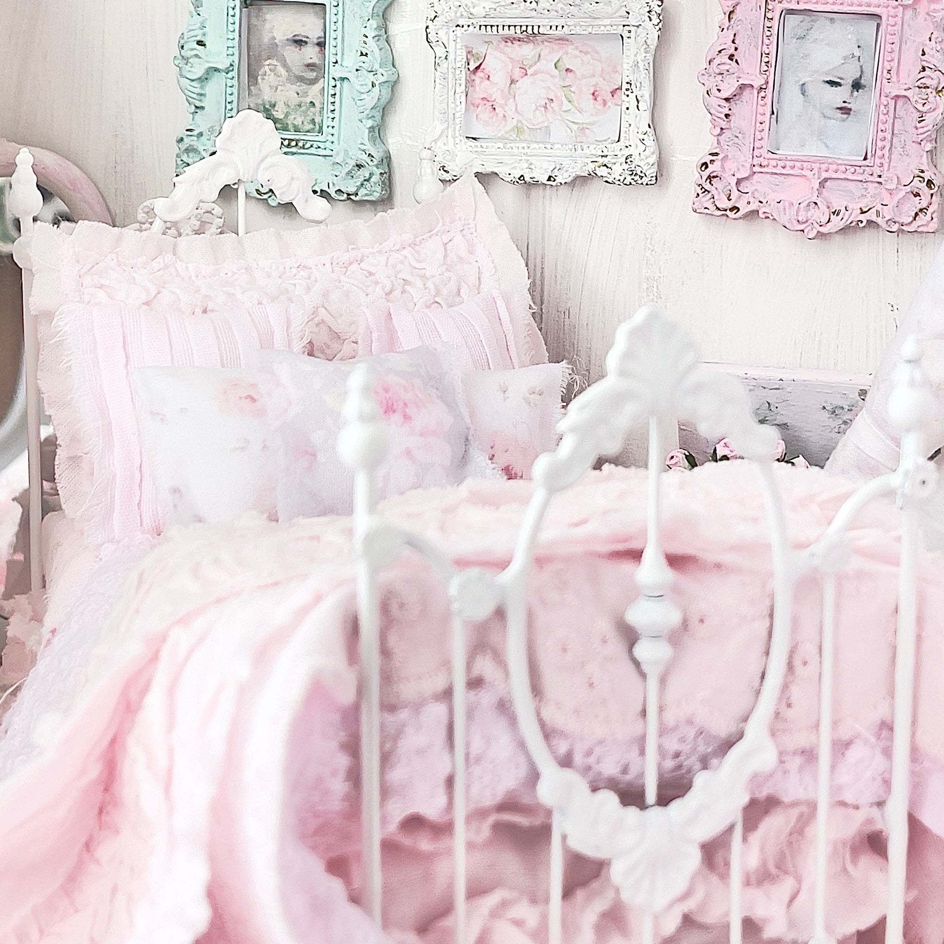 Chantallena Doll House Six whispering petals bed Touch 1:12 Scale Dressed Dollhouse Bed - A Touch of Roses| Chantallena