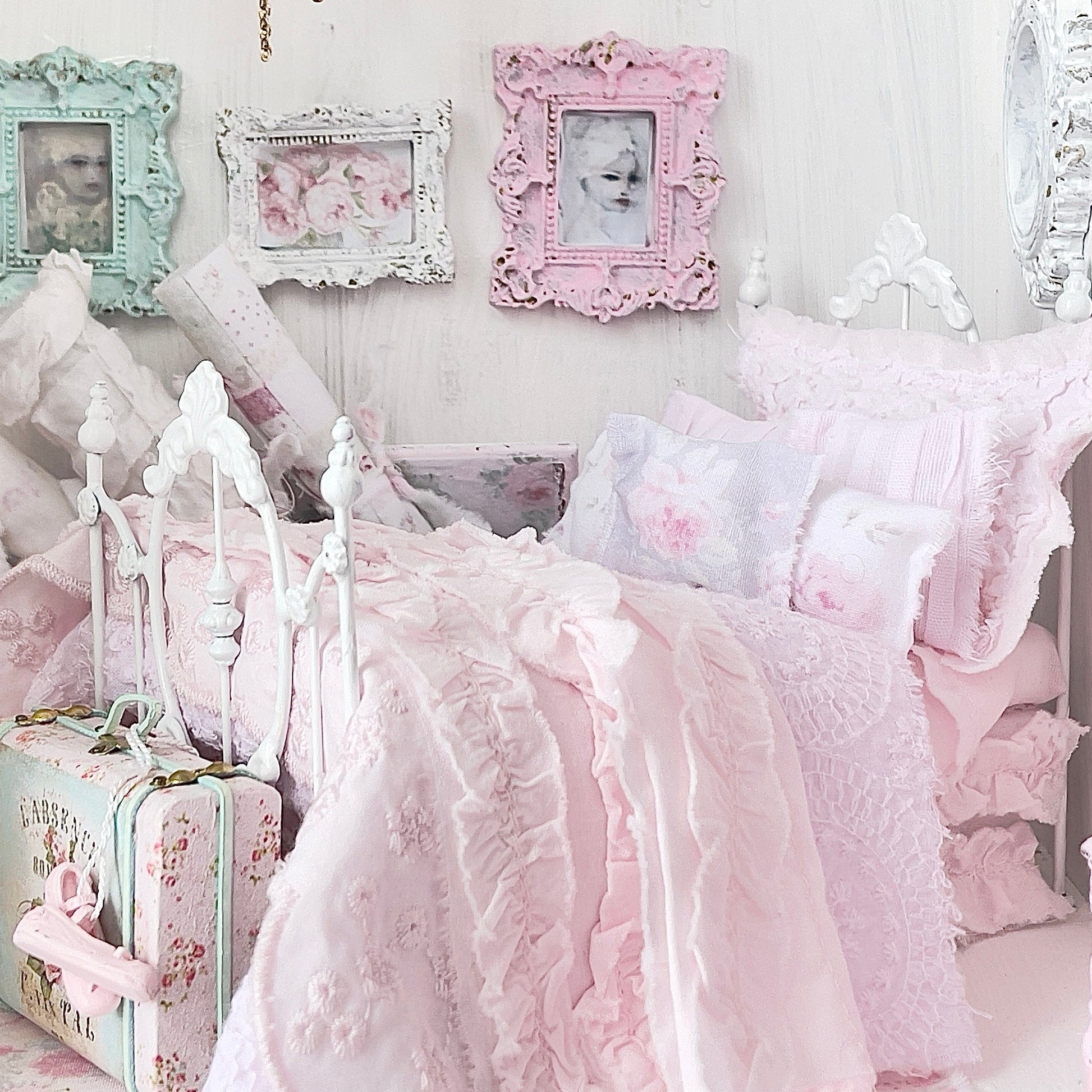 Chantallena Doll House Six whispering petals bed Touch 1:12 Scale Dressed Dollhouse Bed - A Touch of Roses| Chantallena