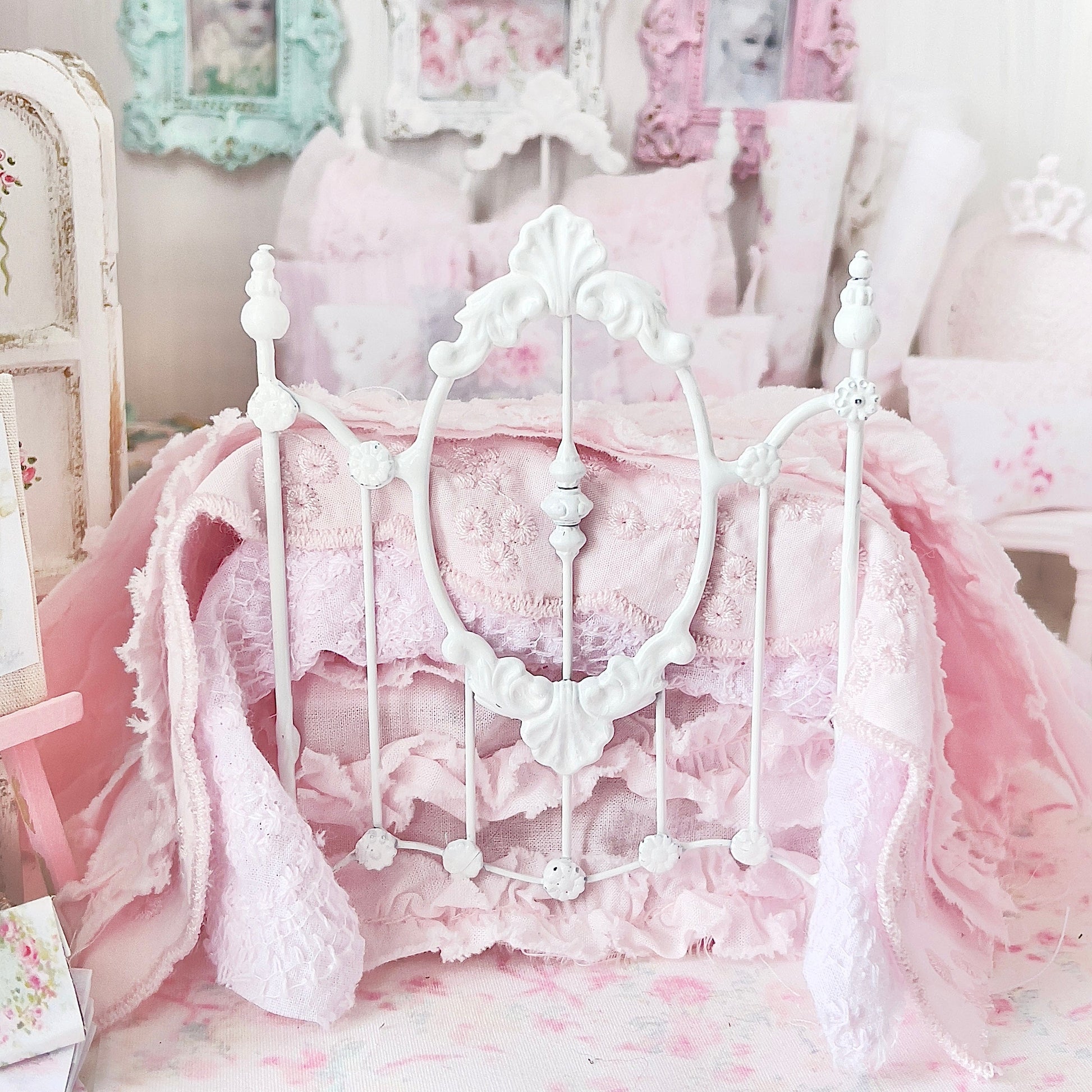 Chantallena Doll House Six whispering petals bed Touch 1:12 Scale Dressed Dollhouse Bed - A Touch of Roses| Chantallena