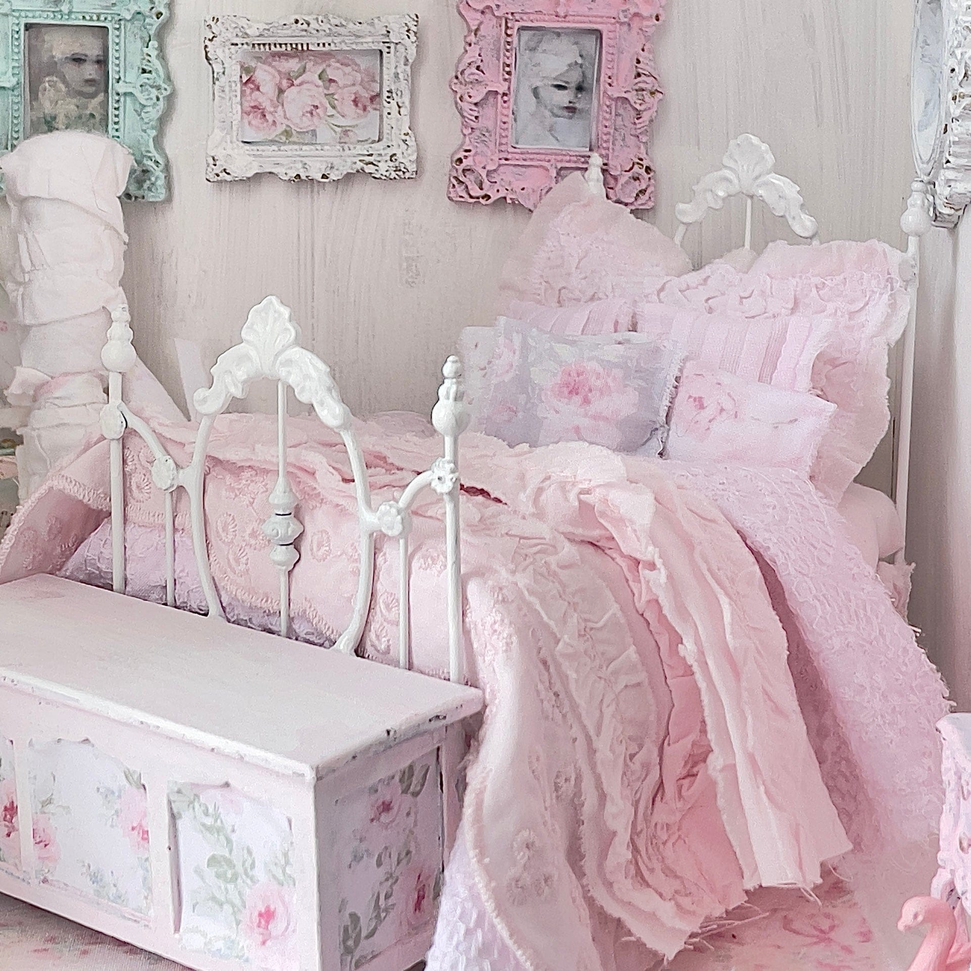 Chantallena Doll House Six whispering petals bed Touch 1:12 Scale Dressed Dollhouse Bed - A Touch of Roses| Chantallena