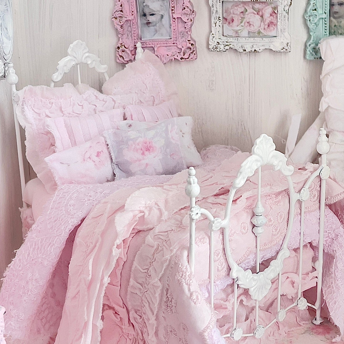 Chantallena Doll House Six whispering petals bed Touch 1:12 Scale Dressed Dollhouse Bed - A Touch of Roses| Chantallena