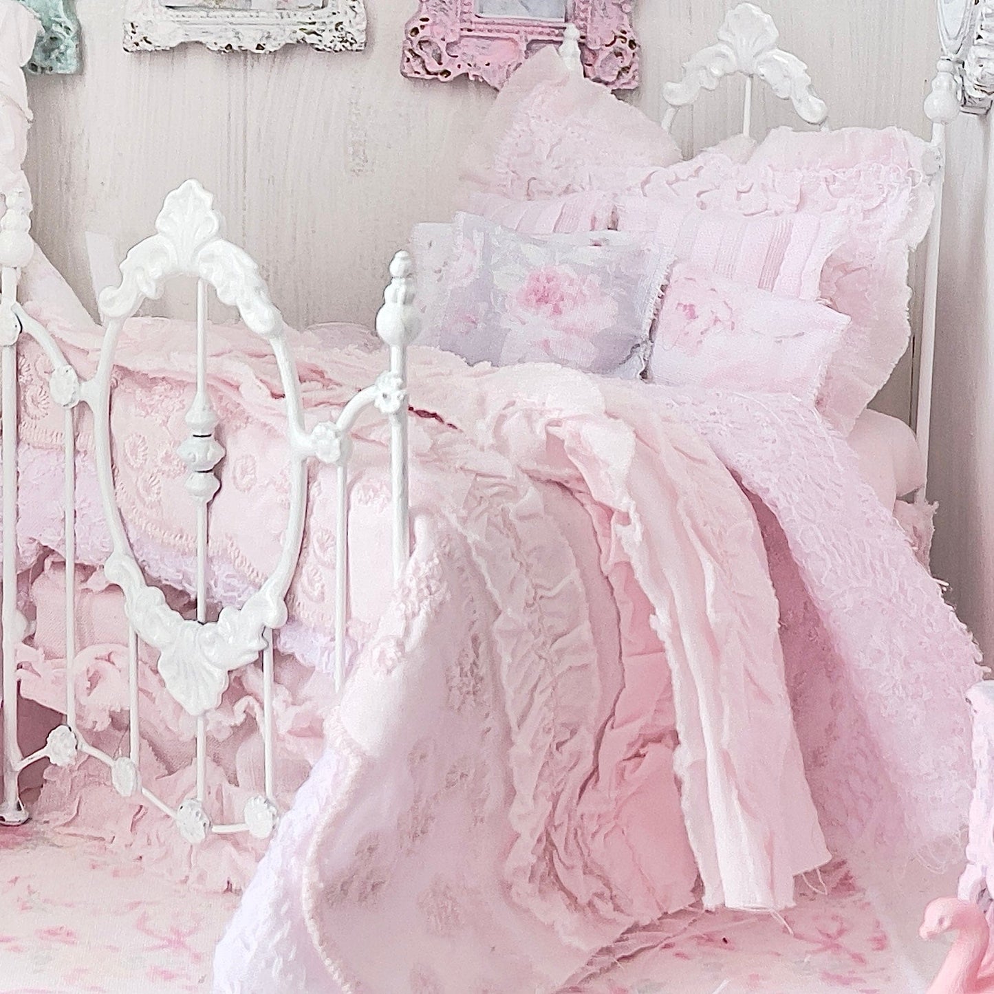 Chantallena Doll House Six whispering petals bed Touch 1:12 Scale Dressed Dollhouse Bed - A Touch of Roses| Chantallena