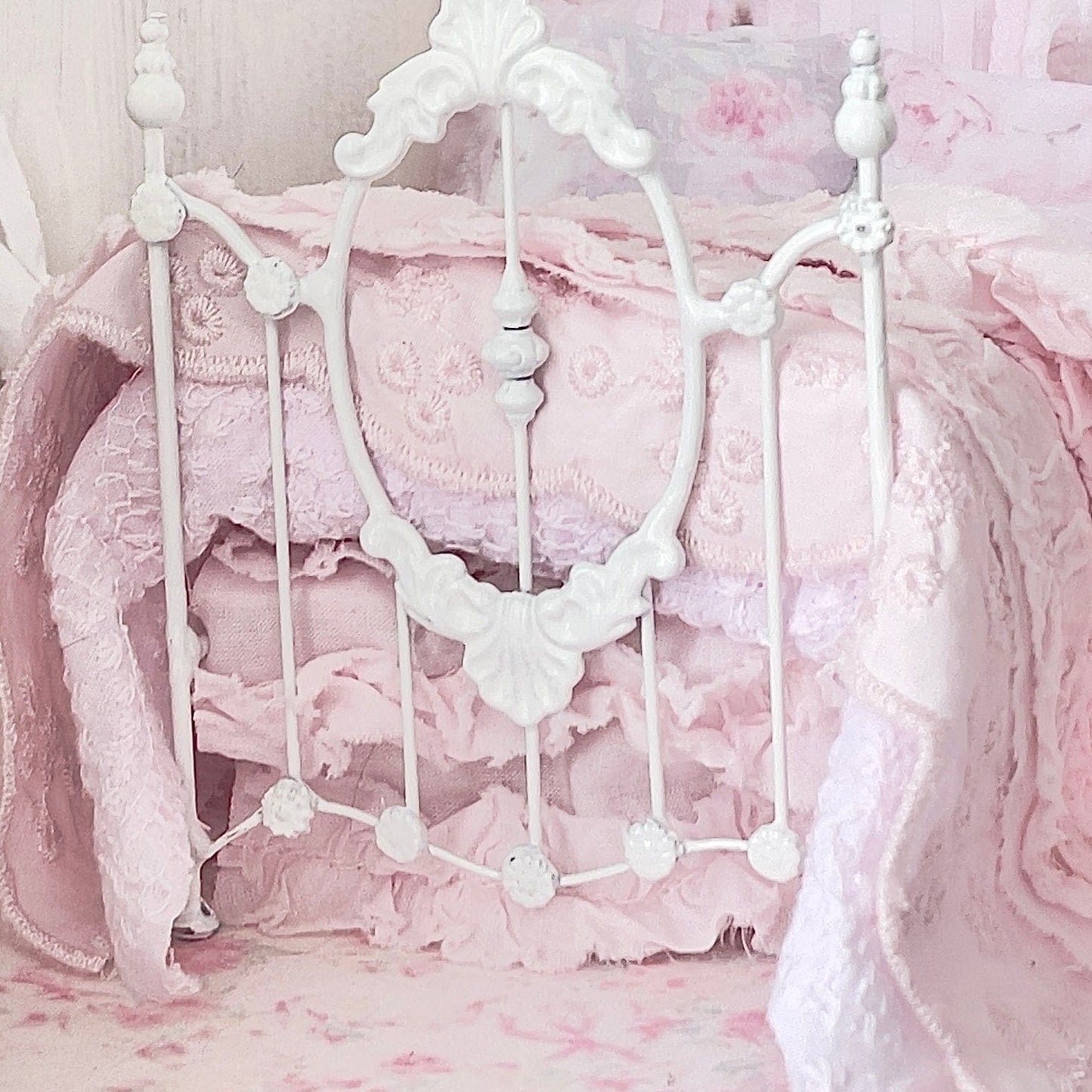 Chantallena Doll House Six whispering petals bed Touch 1:12 Scale Dressed Dollhouse Bed - A Touch of Roses| Chantallena