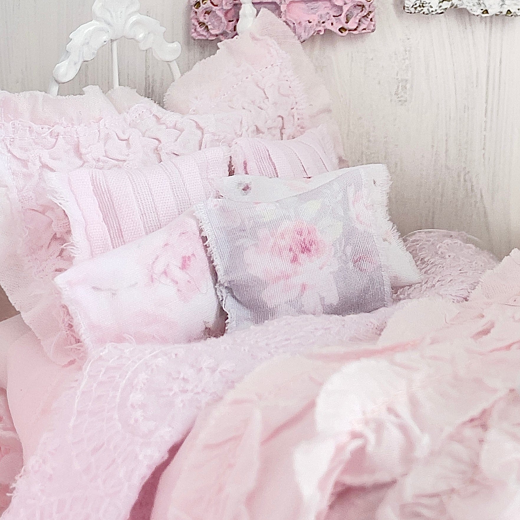 Chantallena Doll House Six whispering petals bed Touch 1:12 Scale Dressed Dollhouse Bed - A Touch of Roses| Chantallena