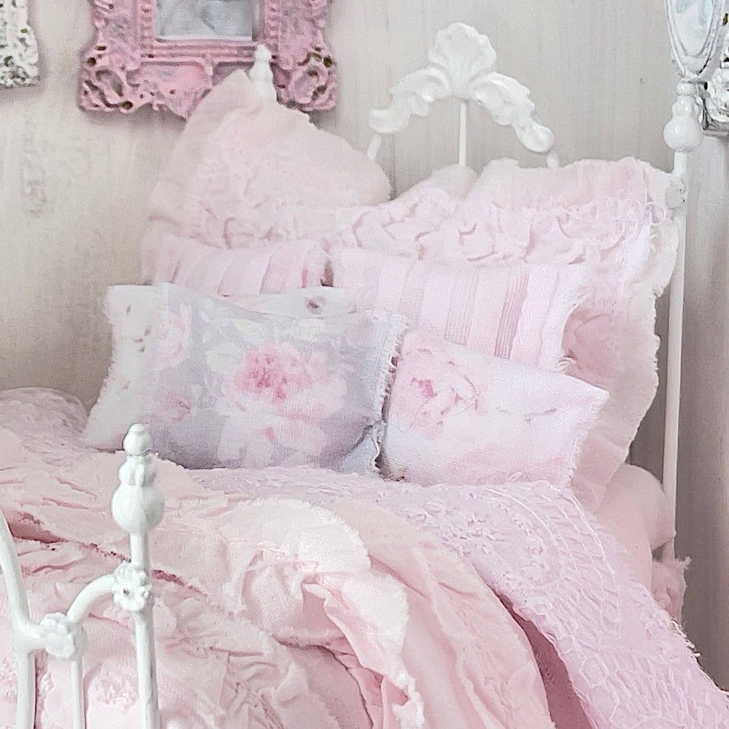 Chantallena Doll House Six whispering petals bed Touch 1:12 Scale Dressed Dollhouse Bed - A Touch of Roses| Chantallena