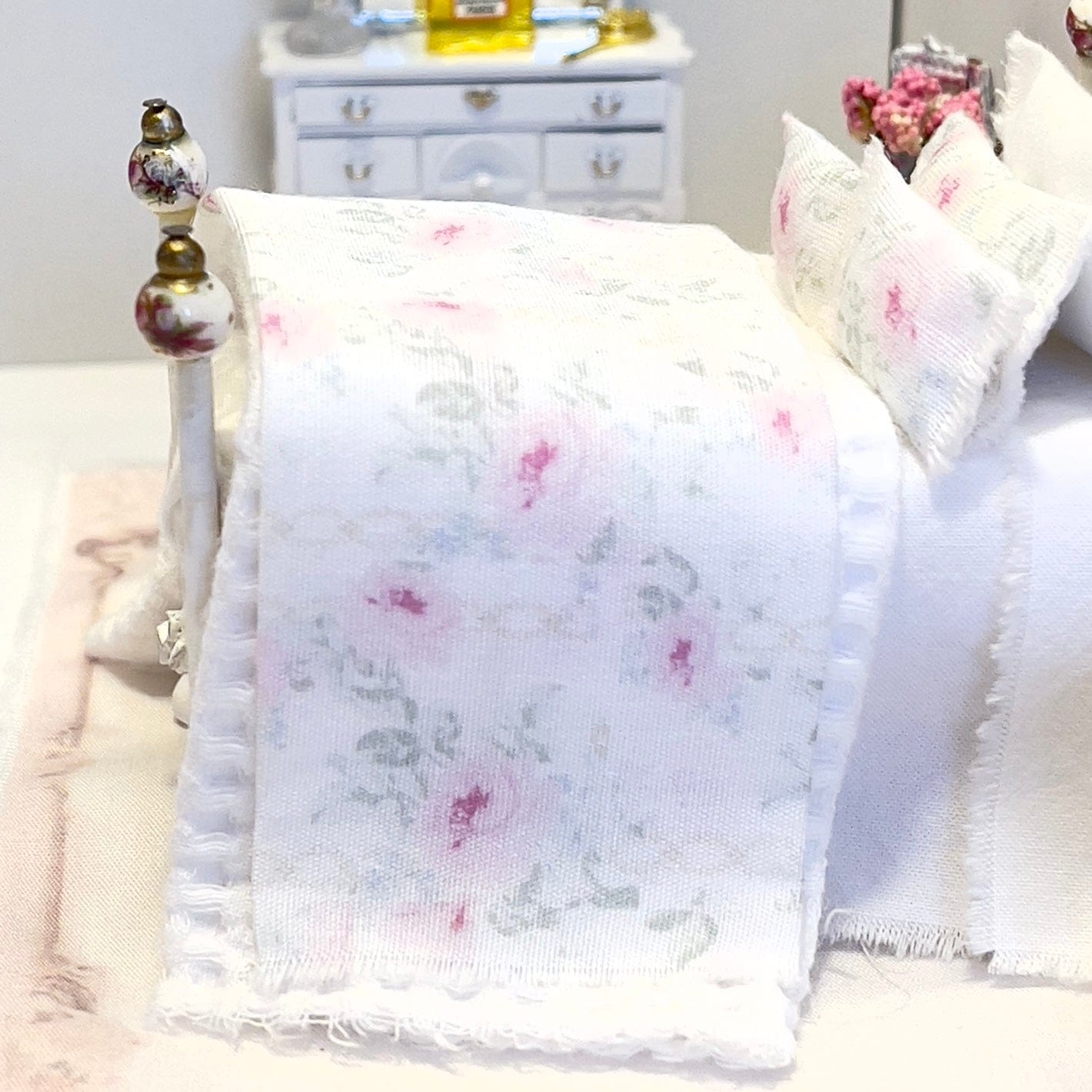 CHANTALLENA Dollhouse Accessories 1:24 Scale |  Eight Piece White Cotton Pink Roses Dollhouse Bedding Set |  Petite Rose