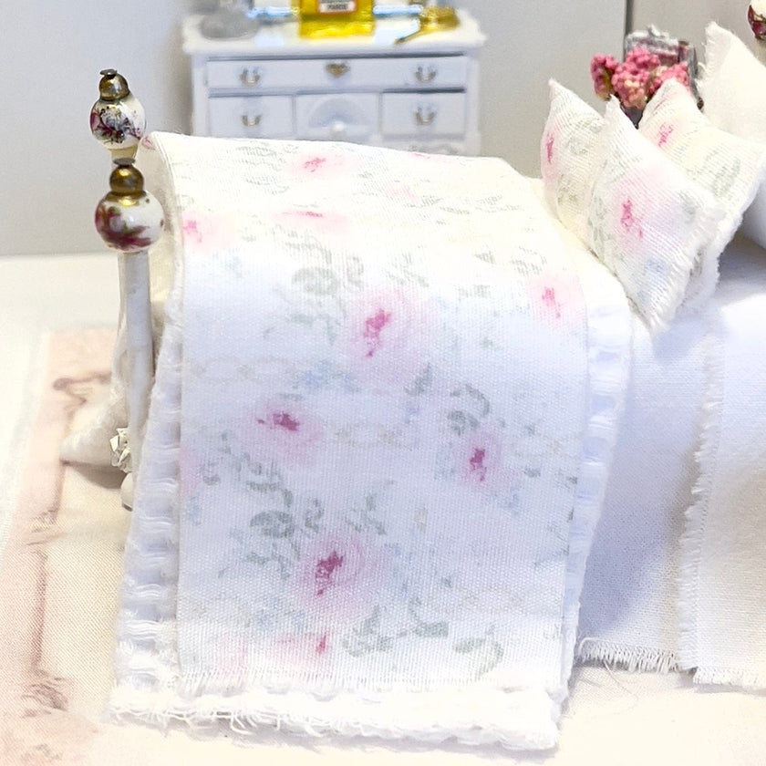 CHANTALLENA Dollhouse Accessories 1:24 Scale |  Eight Piece White Cotton Pink Roses Dollhouse Bedding Set |  Petite Rose
