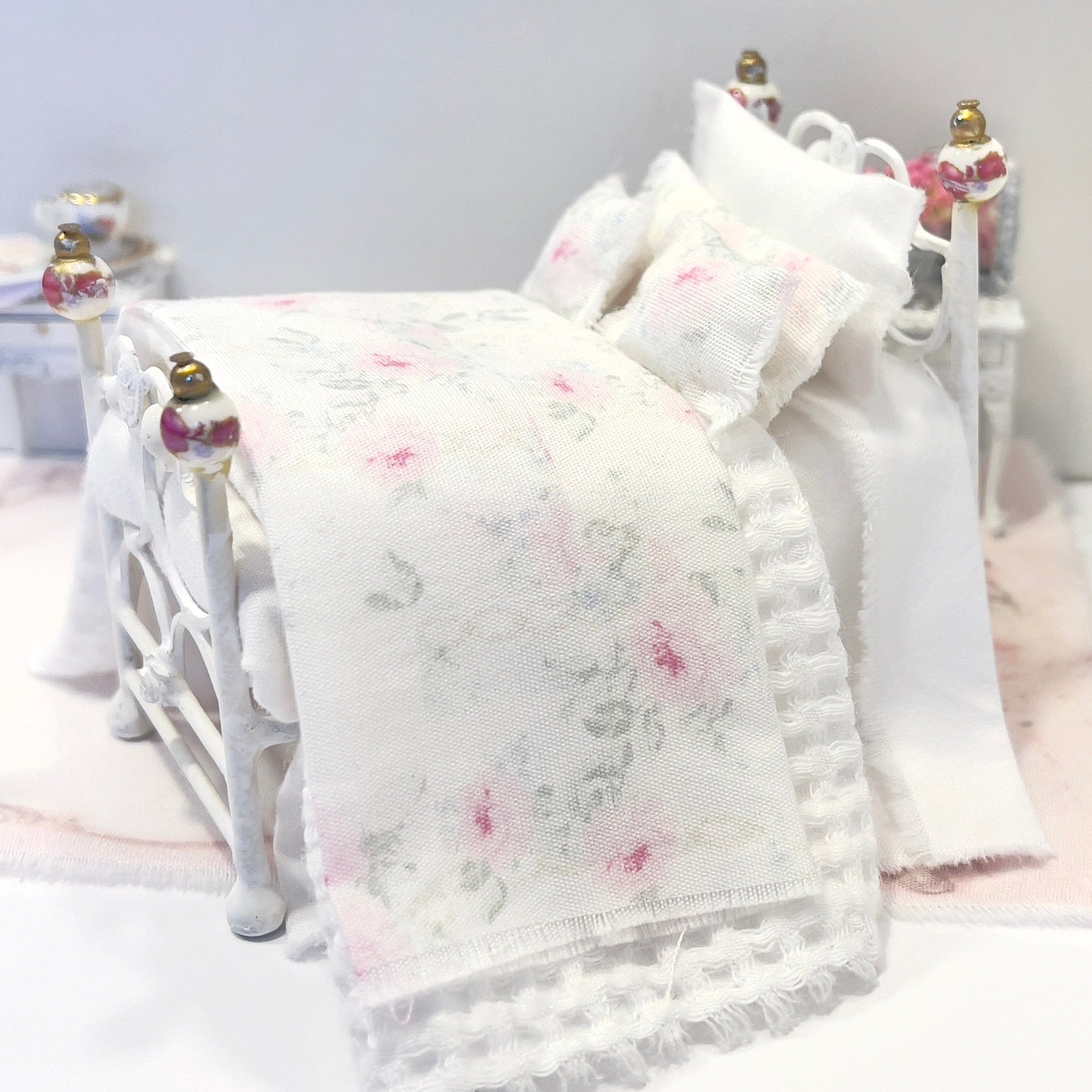 CHANTALLENA Dollhouse Accessories 1:24 Scale |  Eight Piece White Cotton Pink Roses Dollhouse Bedding Set |  Petite Rose